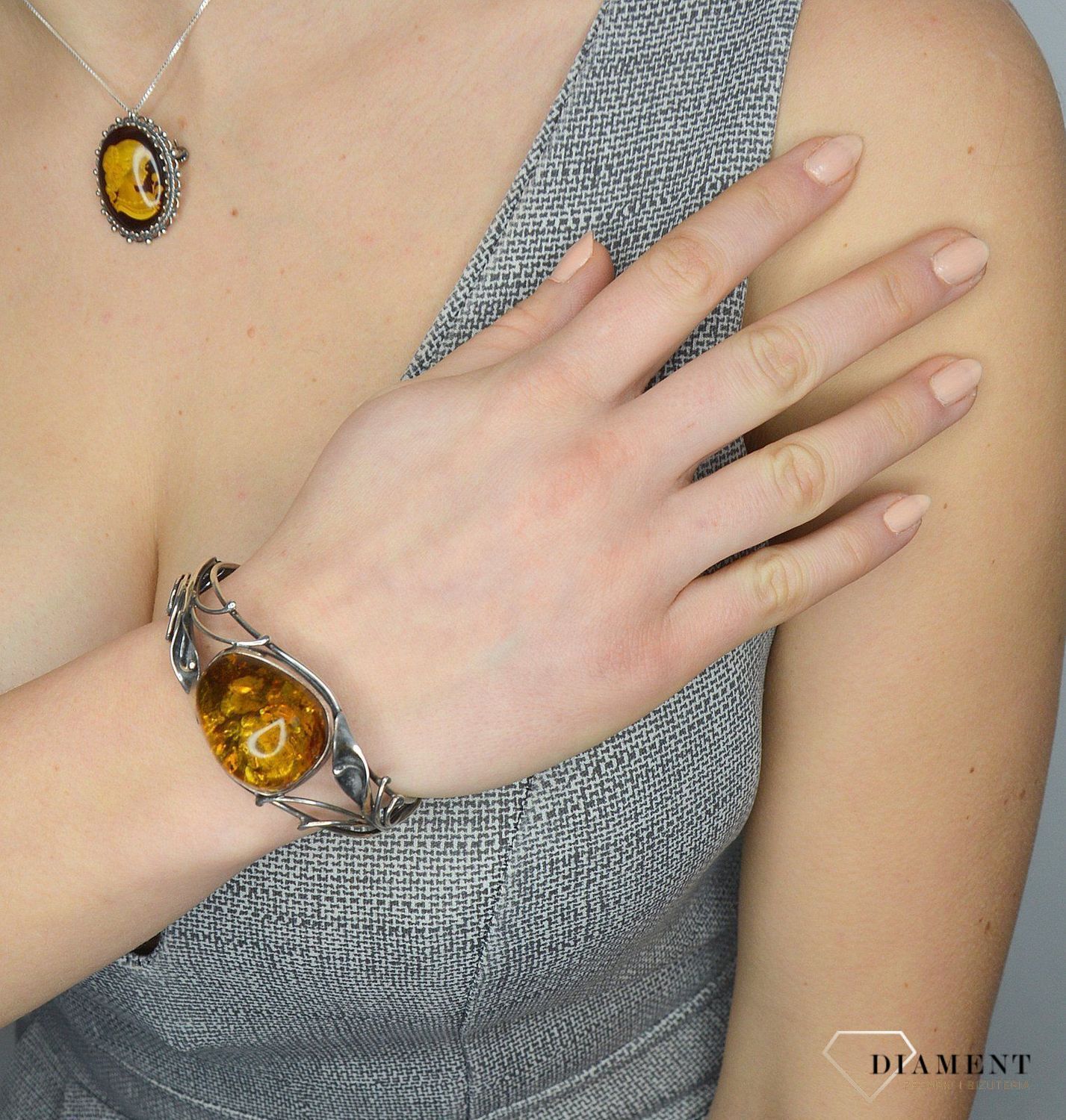 Bransoletka srebrna sztywna z bursztynem i motywem kwiatowym DIA-BRA-2473-bursztyn.jpg