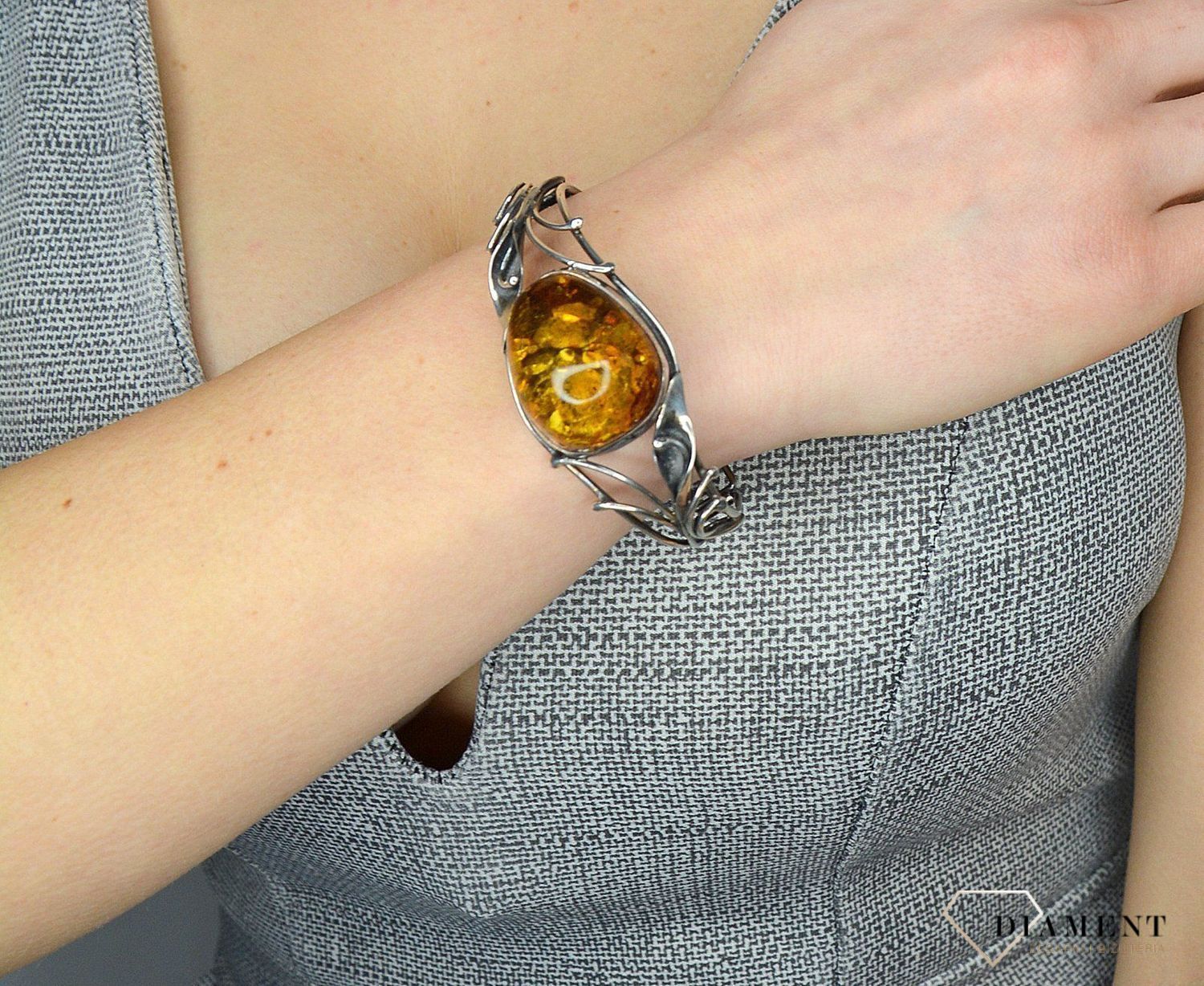 Bransoletka srebrna sztywna z bursztynem i motywem kwiatowym DIA-BRA-2473-bursztyn.jpg