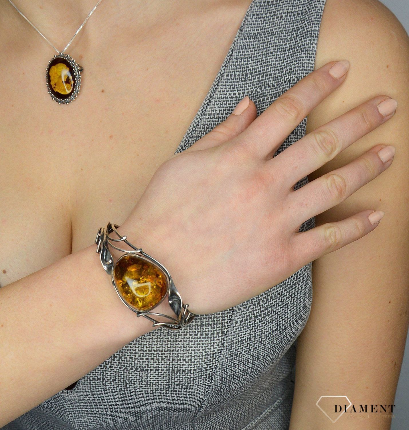 Bransoletka srebrna sztywna z bursztynem i motywem kwiatowym DIA-BRA-2473-bursztyn.jpg