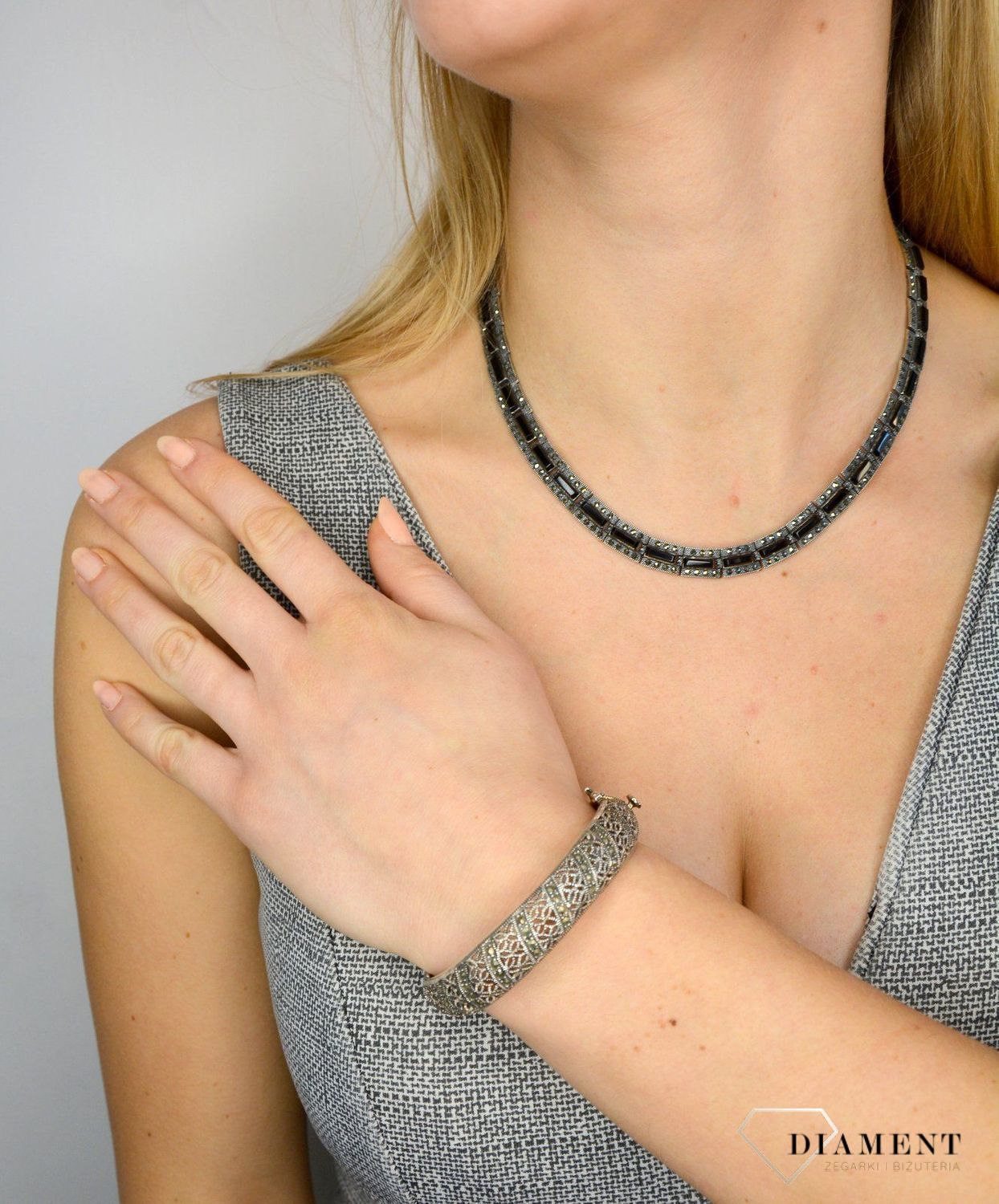 Bransoletka damska srebrna z markazytami DIA-BRA-2500-925. Bransoletka sztywna srebra z markazytami. Bransoletka została ozdobiona markazytami. Idealny pomysł na prezent dla egeanckiej kobiety..jpg