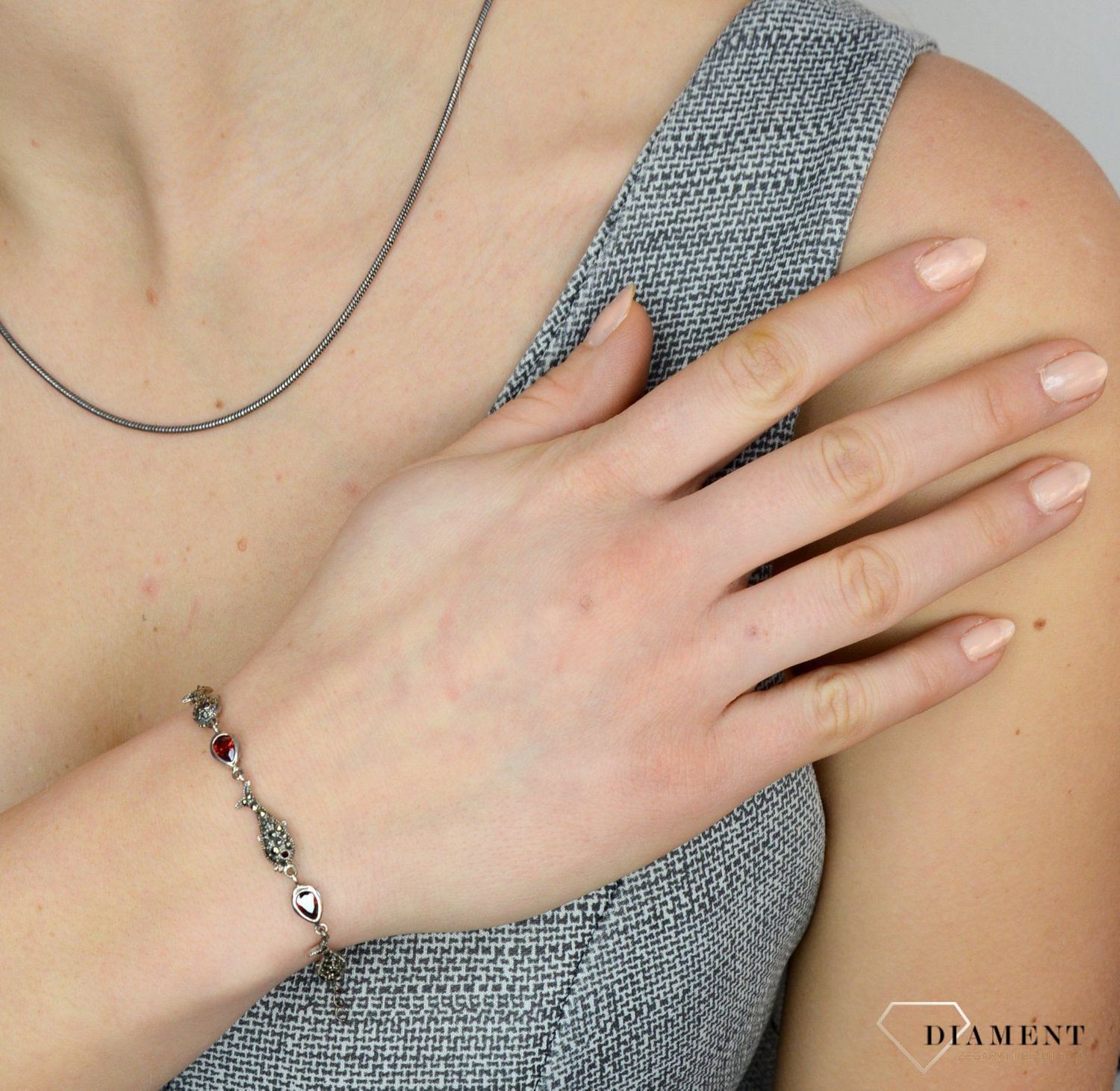 Bransoletka srebrna z markazytami w kształcie rybki DIA-BRA-2512-925  to piękna bransoletka wykonana w wysokiej próbie srebra 925..jpg