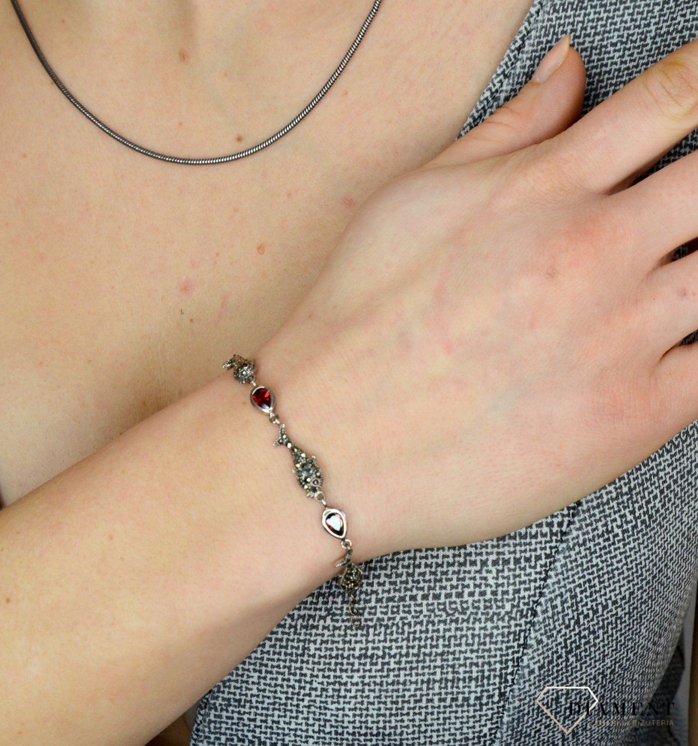 Bransoletka srebrna z markazytami w kształcie rybki DIA-BRA-2512-925  to piękna bransoletka wykonana w wysokiej próbie srebra 925..jpg