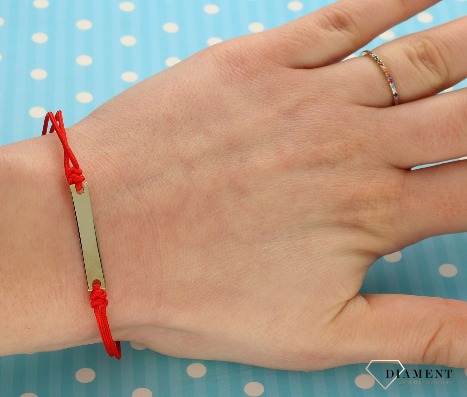 Bransoletka na czerwonym sznurku ze złotą blaszką DIA-BRA-2698-585.jpg