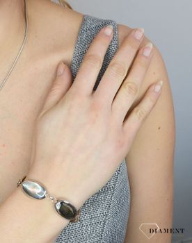 Srebra bransoletka damska z masy perłowej w kolorze szarym DIA-BRA-2787-925. Srebrna bransoletka damska z masą perłową. W symbolicznej biżuterii dominuje minimalistyczny styl i ponadczasowa forma (1).JPG