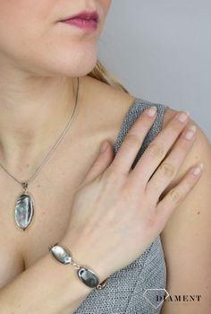 Srebra bransoletka damska z masy perłowej w kolorze szarym DIA-BRA-2787-925. Srebrna bransoletka damska z masą perłową. W symbolicznej biżuterii dominuje minimalistyczny styl i ponadczasowa forma (2).JPG