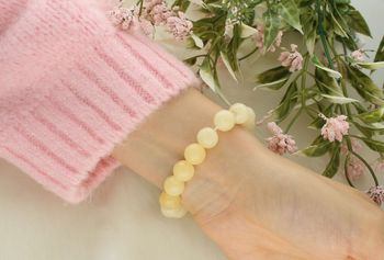Bransoletka damska ze srebra z żółtymi kamieniami syntetycznymi, ozdobiona zawieszką w kształcie misia. Model DIA-BRA-2899-INNE, zawieszka 2,0 × 1,3 cm, kamienie 1,0 cm.3.jpg