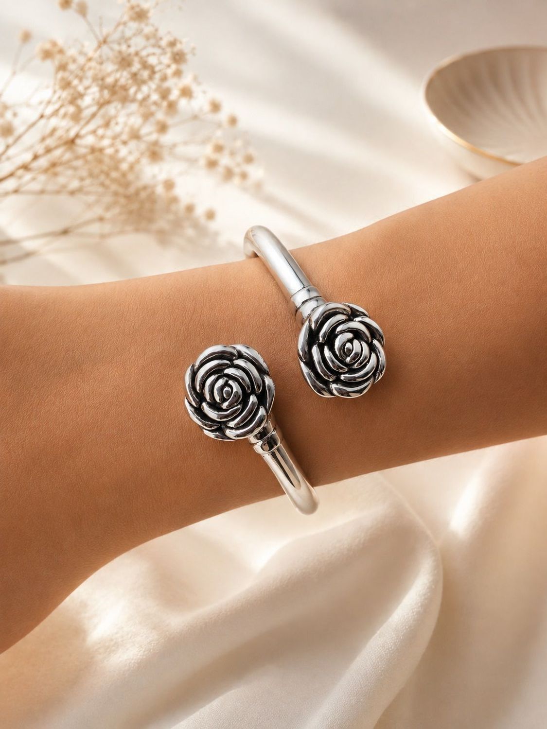 Srebrna Bransoletka Sztywna z Różami – 2 Róże, 17 mm, 13,45 g.jpg
