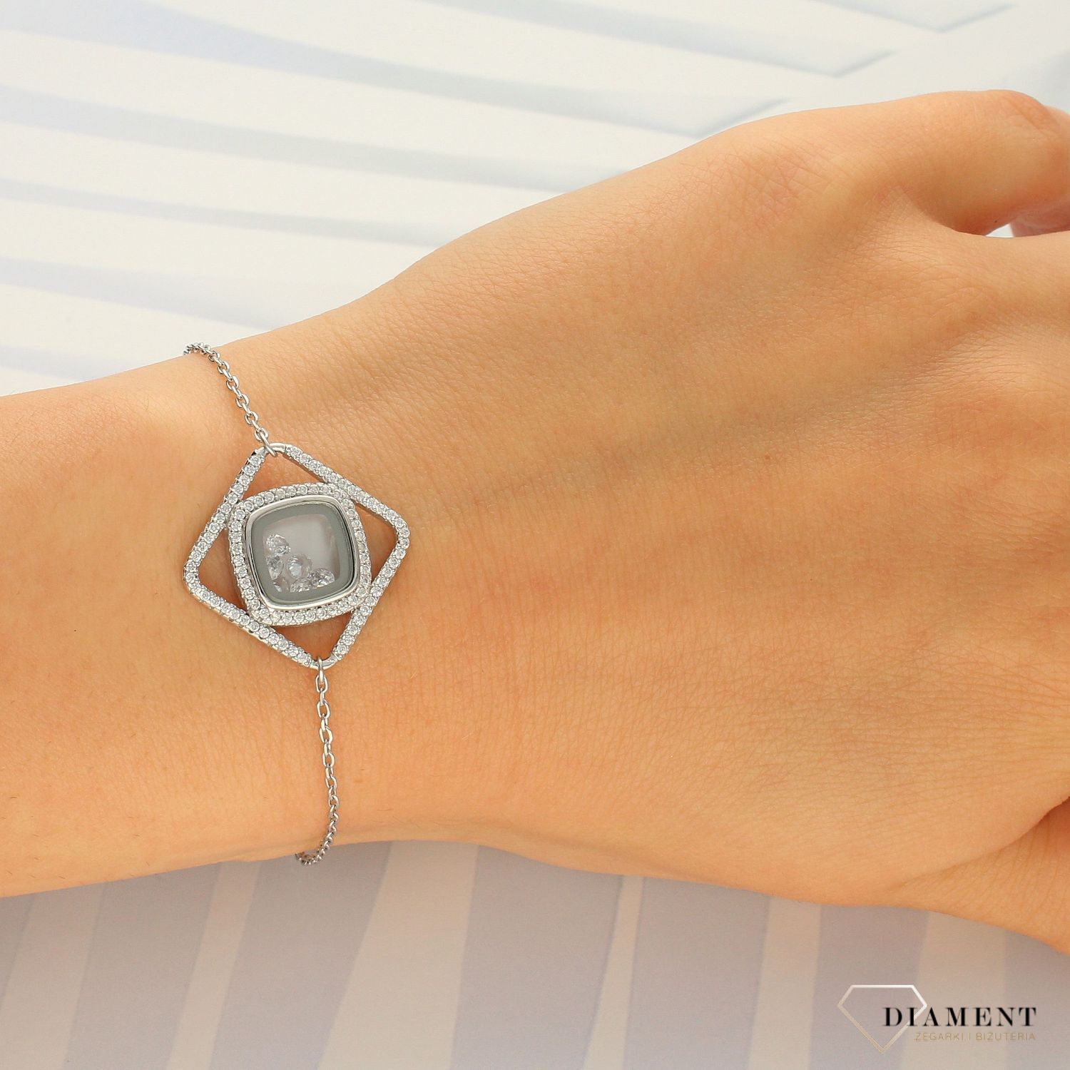 Bransoletka damska ze srebra z kwadratową zawieszką z cyrkoniami DIA-BRA-2984-925 (2).jpg