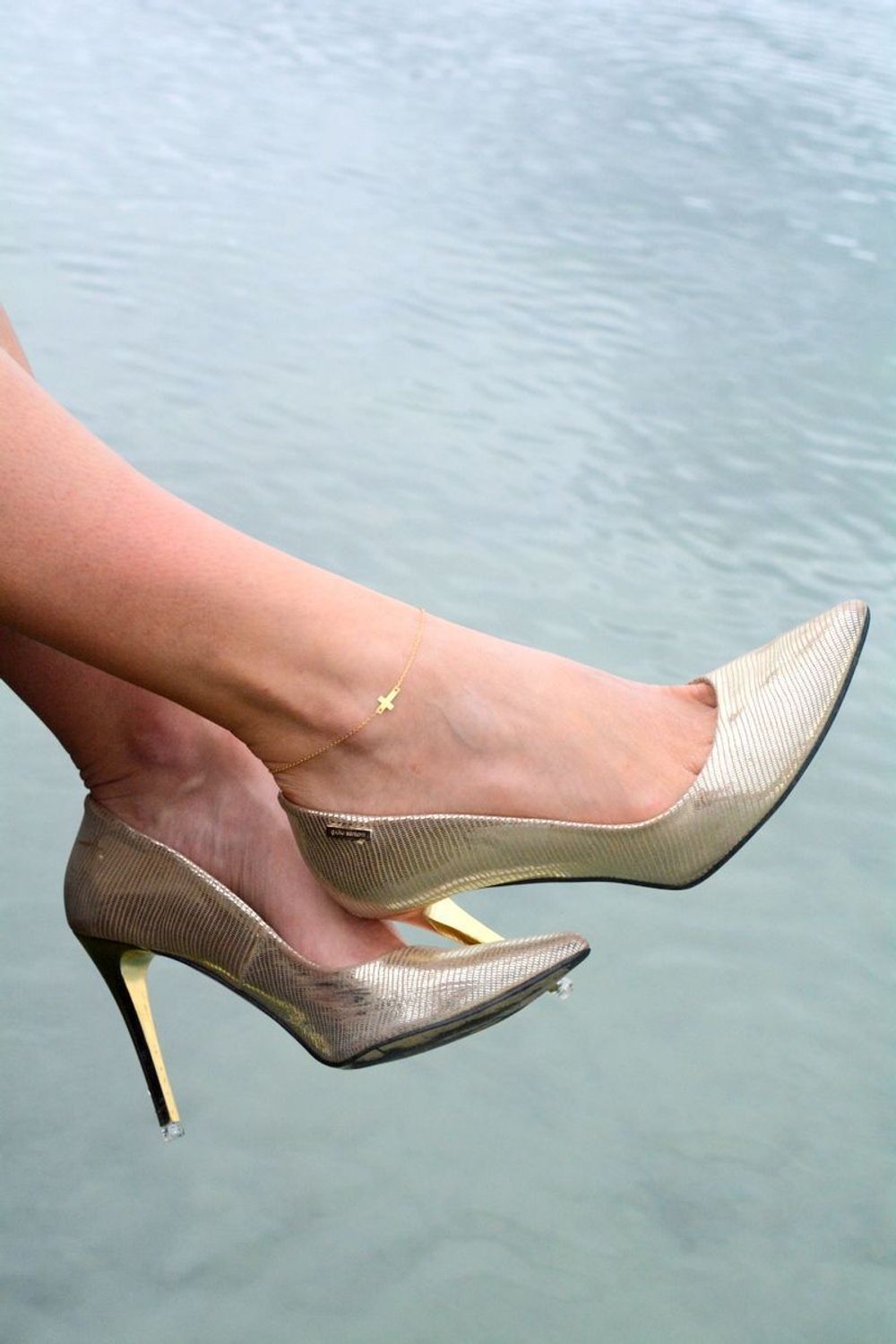 Bransoletka noga krzyżyk pozłacany próba 925, DIA-BRA-3241-925 Elegancka bransoletka na nogę z pozłacanym krzyżykiem, wykonana z wysokiej jakości srebra próby 925, 1.jpg