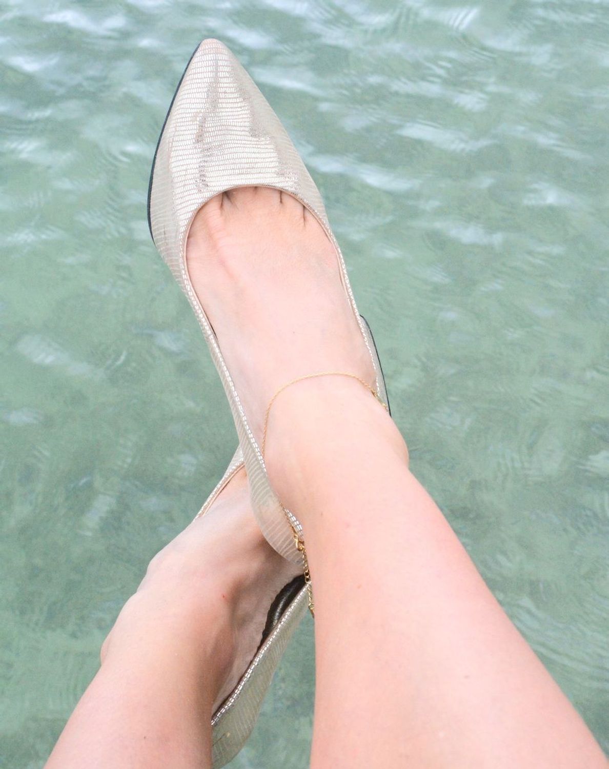 Srebrna bransoletka na nogę pozłacana z sową DIA-BRA-3247-925. Bransoletka na kostkę wykonana z wysokiej jakości srebra próby 925 w kolorze złota. Bransoletka z zawieszką w kształcie sowy. 1.jpg