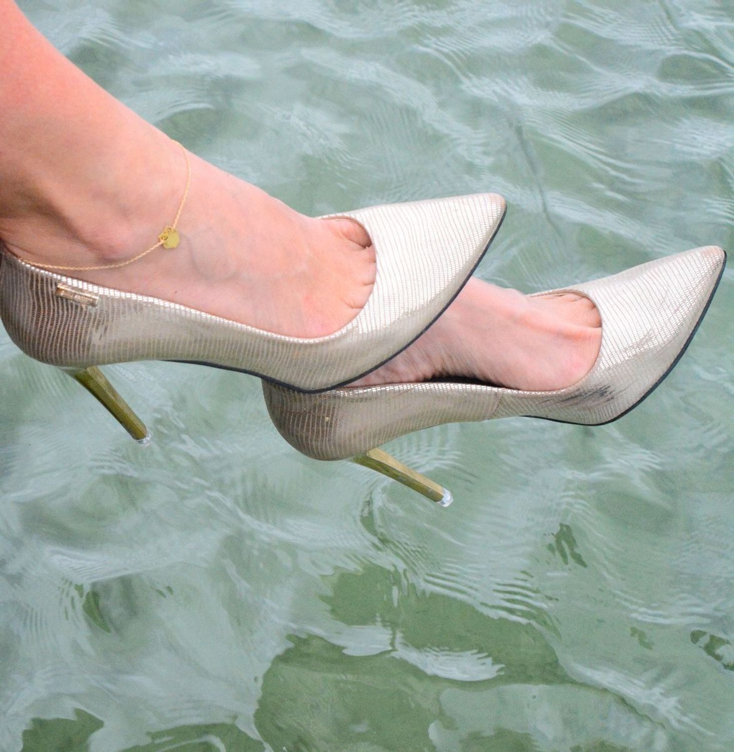 Srebrna bransoletka na nogę pozłacana z sową DIA-BRA-3247-925. Bransoletka na kostkę wykonana z wysokiej jakości srebra próby 925 w kolorze złota. Bransoletka z zawieszką w kształcie sowy. 1.jpg