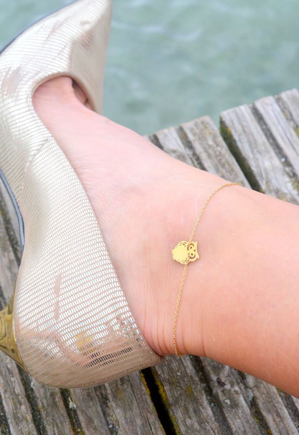 Srebrna bransoletka na nogę pozłacana z sową DIA-BRA-3247-925. Bransoletka na kostkę wykonana z wysokiej jakości srebra próby 925 w kolorze złota. Bransoletka z zawieszką w kształcie sowy. 1.jpg