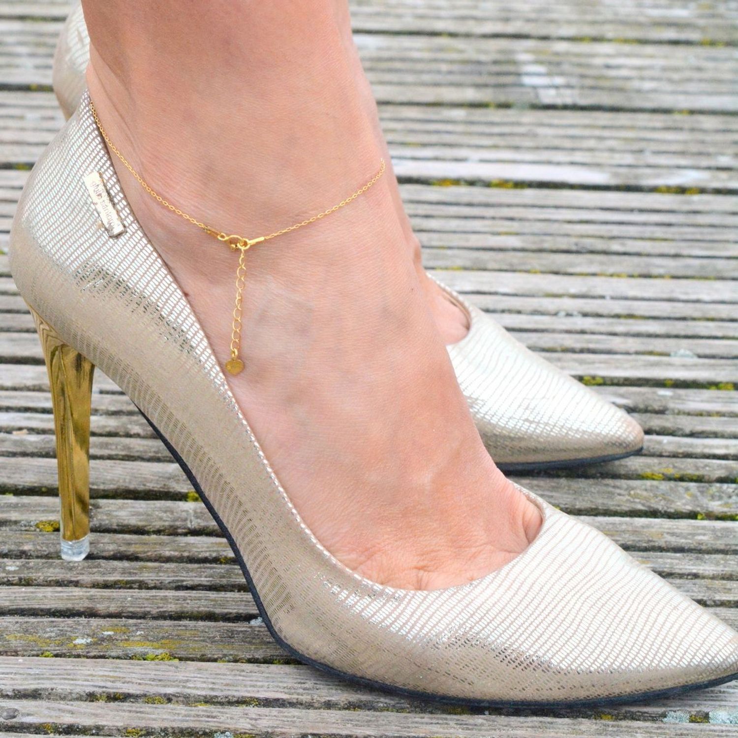 Srebrna bransoletka na nogę pozłacana z kwiatkiem  DIA-BRA-3250-925. Bransoletka na kostkę wykonana z wysokiej jakości srebra próby 925 w kolorze złotym. Bransoletka z zawieszką1.jpg