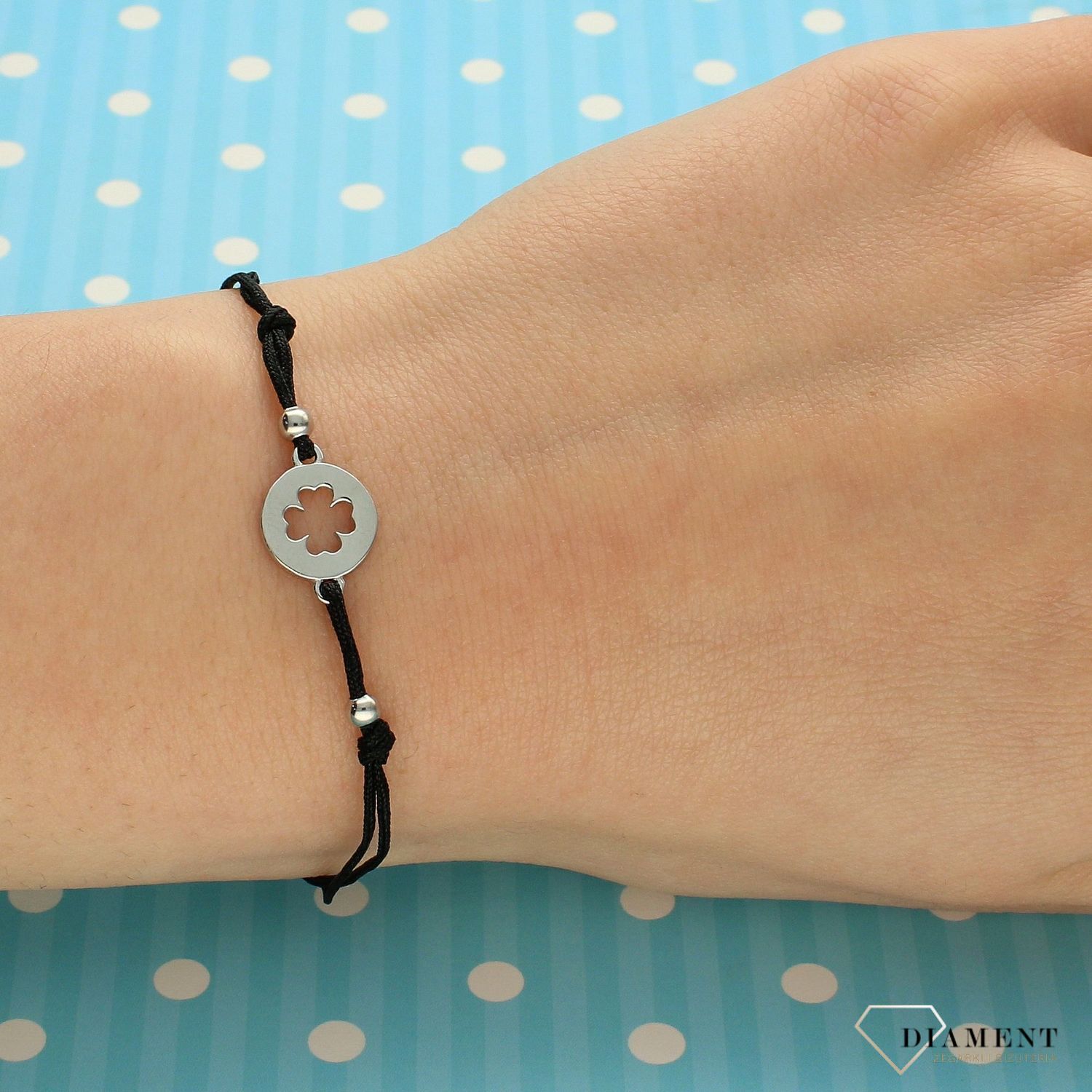 Srebrna bransoletka na czarnym sznurku kółko z koniczynką DIA-BRA-3598-925.jpg