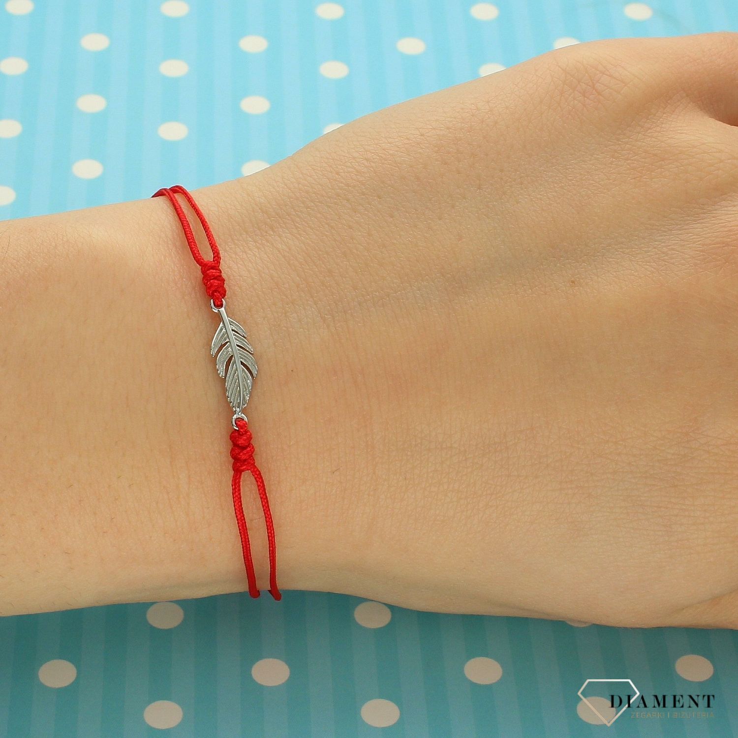 Srebrna bransoletka na czerwonym sznurku piórko DIA-BRA-3601-925.jpg
