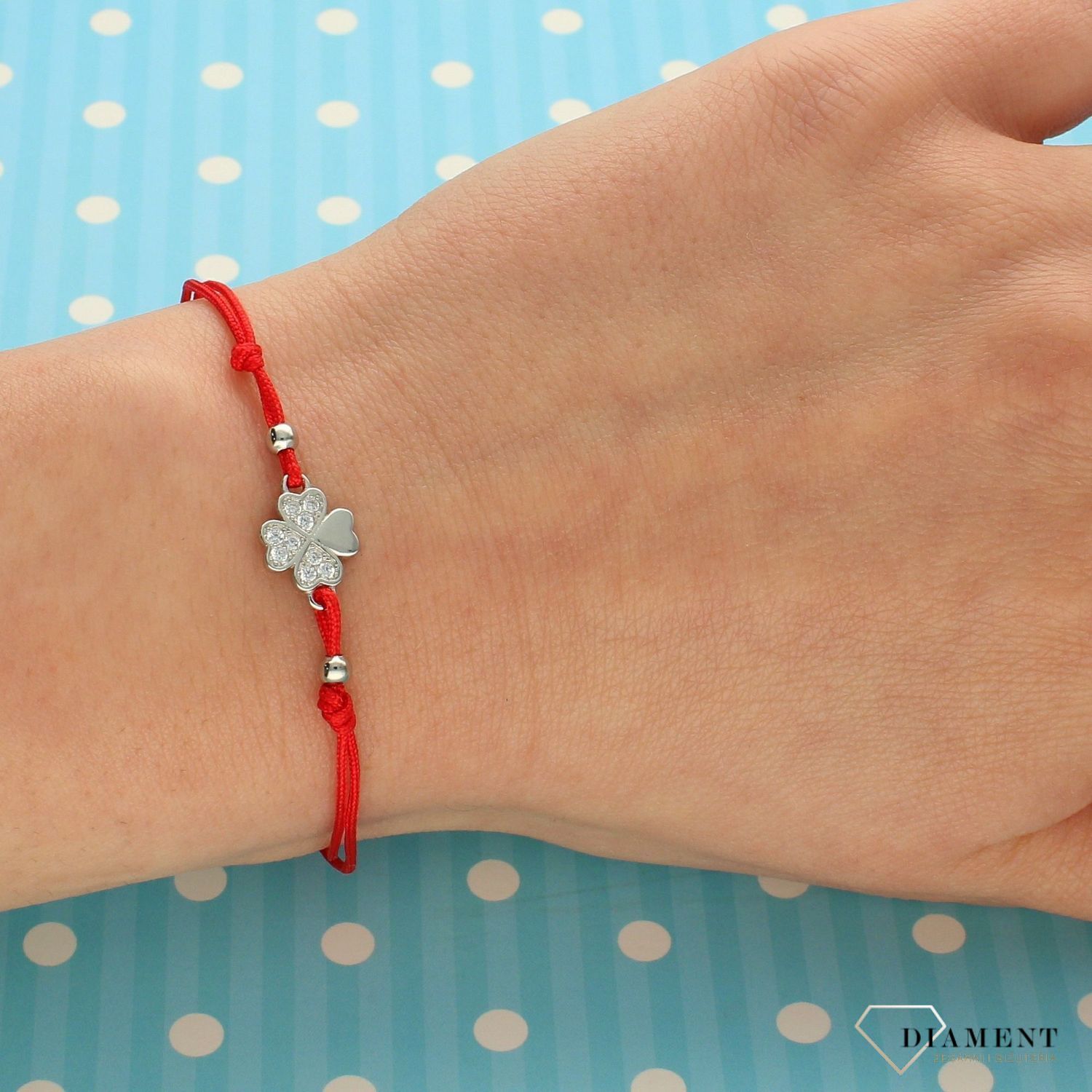 Srebrna bransoletka na czerwonym sznurku koniczynka z cyrkonią DIA-BRA-3605-925.jpg
