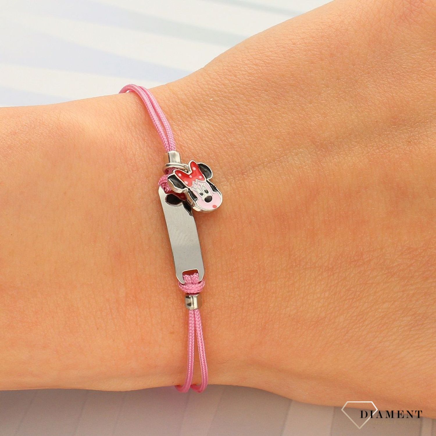 Bransoletka na różowym sznureczku dla dziewczynki Myszka Minnie DIA-BRA-3676-925. Modna bransoletka na różowym sznureczku z elementem srebrnym w postaci blaszki i bohatera kreskówek (2).jpg