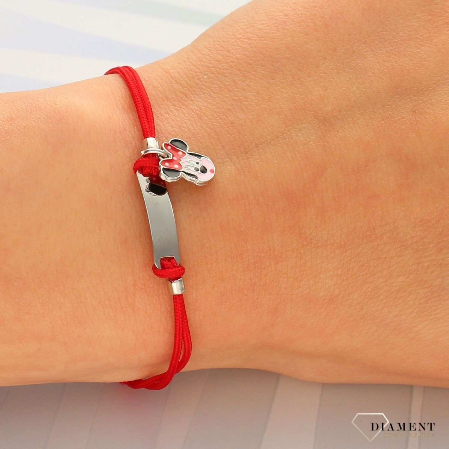 Bransoletka na czerwonym sznureczku dla dziewczynki Myszka Minnie DIA-BRA-3677-925. Modna bransoletka  na czerwonym sznureczku z elementem srebrnym w postaci (2).jpg
