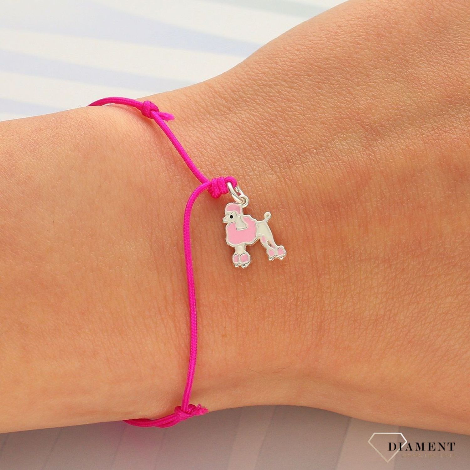 Bransoletka na sznureczku dla dziewczynki z psem Pudlem DIA-BRA-3678-925. Modna bransoletka na różowym sznureczku z elementem srebrnym w postaci pieska Pudelka (2).jpg