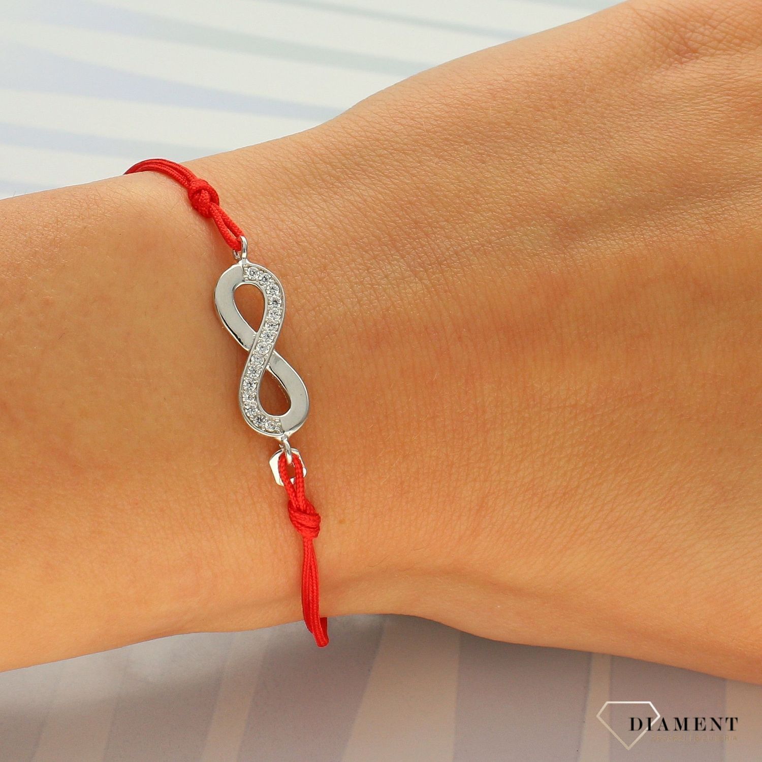 Bransoletka na czerwonym sznurku znak nieskończoności z cyrkonią DIA-BRA-3836-925 (1).jpg