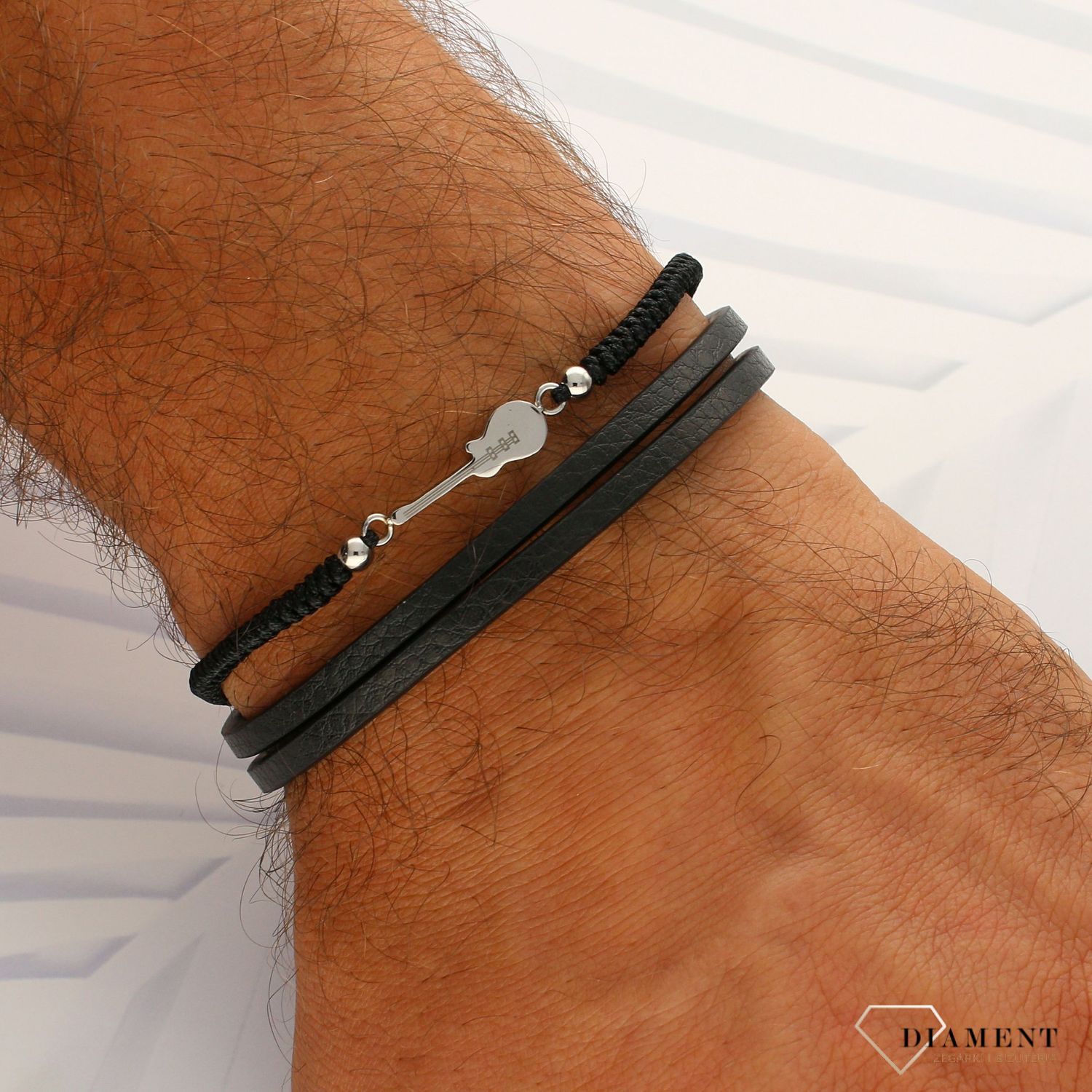 Bransoletka męska skórzana z gitarą elektryczną DIA-BRA-3876-STAL. Bransoletka dla faceta w kolorze czarnym wykonana ze stali szlachetnej i skóry. Prezent dla gitarzysty. Gitara elektryczna upominek (1).jpg