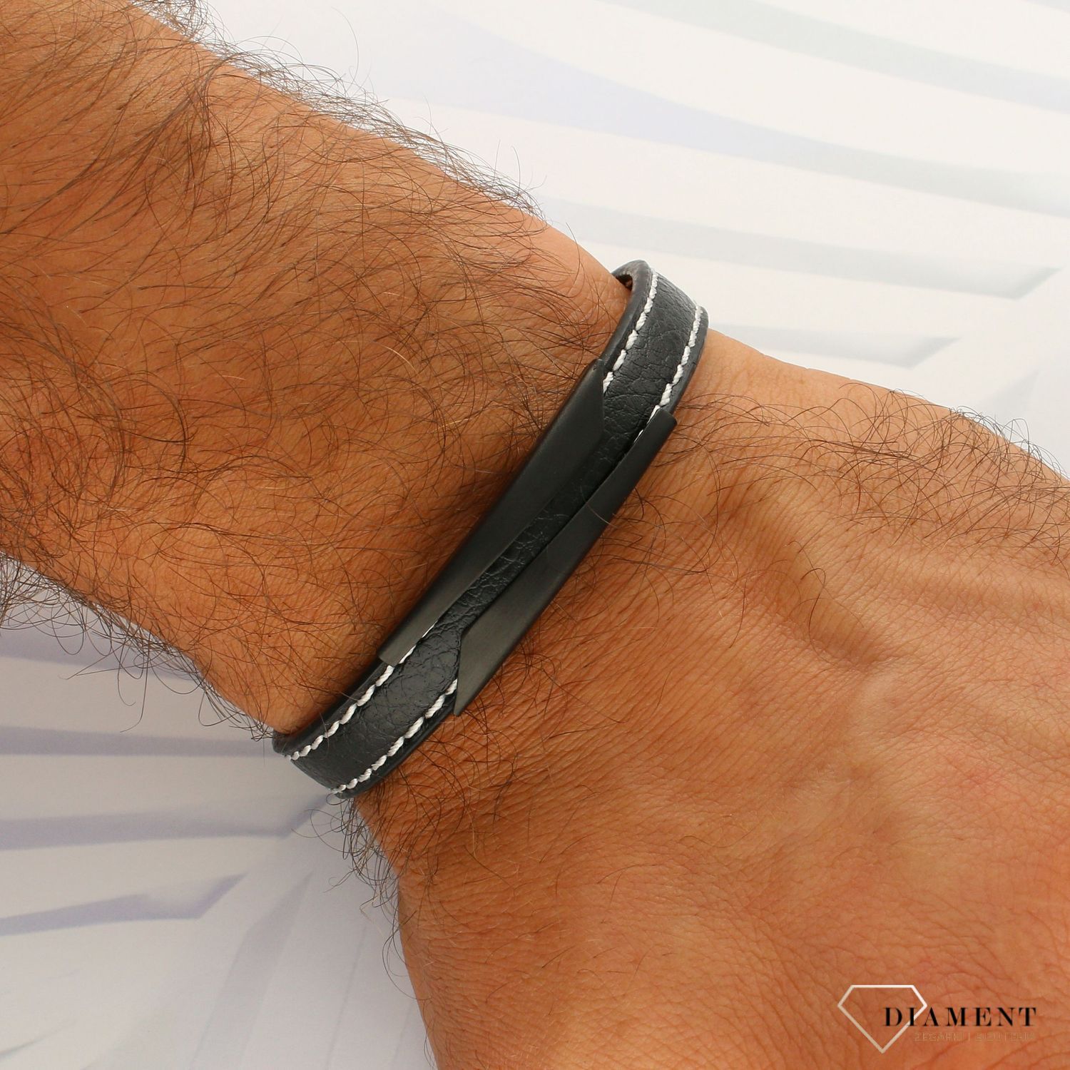 Bransoletka męska skórzana czarna z białym przeszyciem DIA-BRA-3879-STAL. Bransoletka dla mężczyzny Czarna skóra z białym przeszyciem z ozdobną blaszką (1).jpg