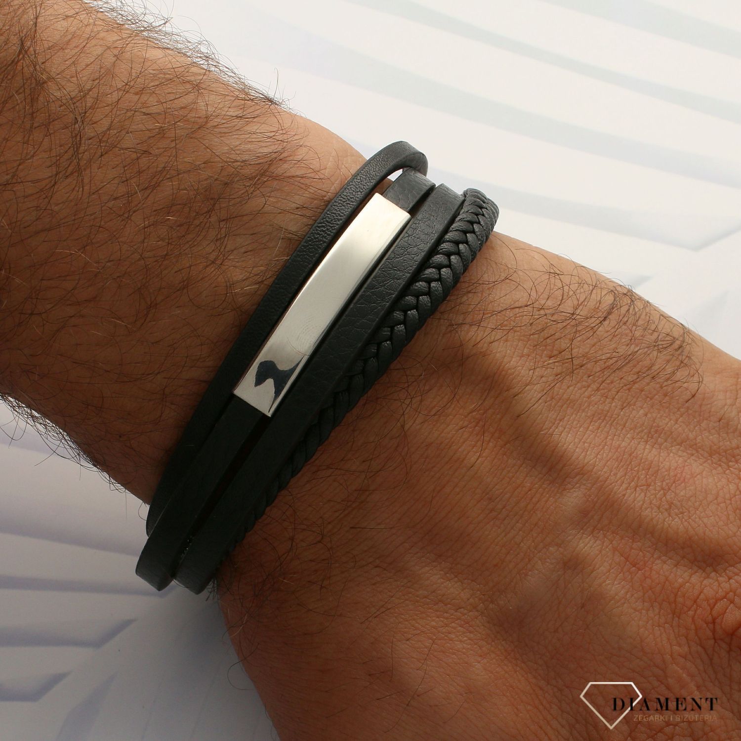 Bransoletka męska skórzana z blaszką do graweru DIA-BRA-3883-STAL to skórzana bransoletka z blaszką z czarnej skóry. Stalowe zapięcie i blaszka do graweru sprawiają, że będzie to idealny prezent dla faceta. Męska biżu (1).jpg