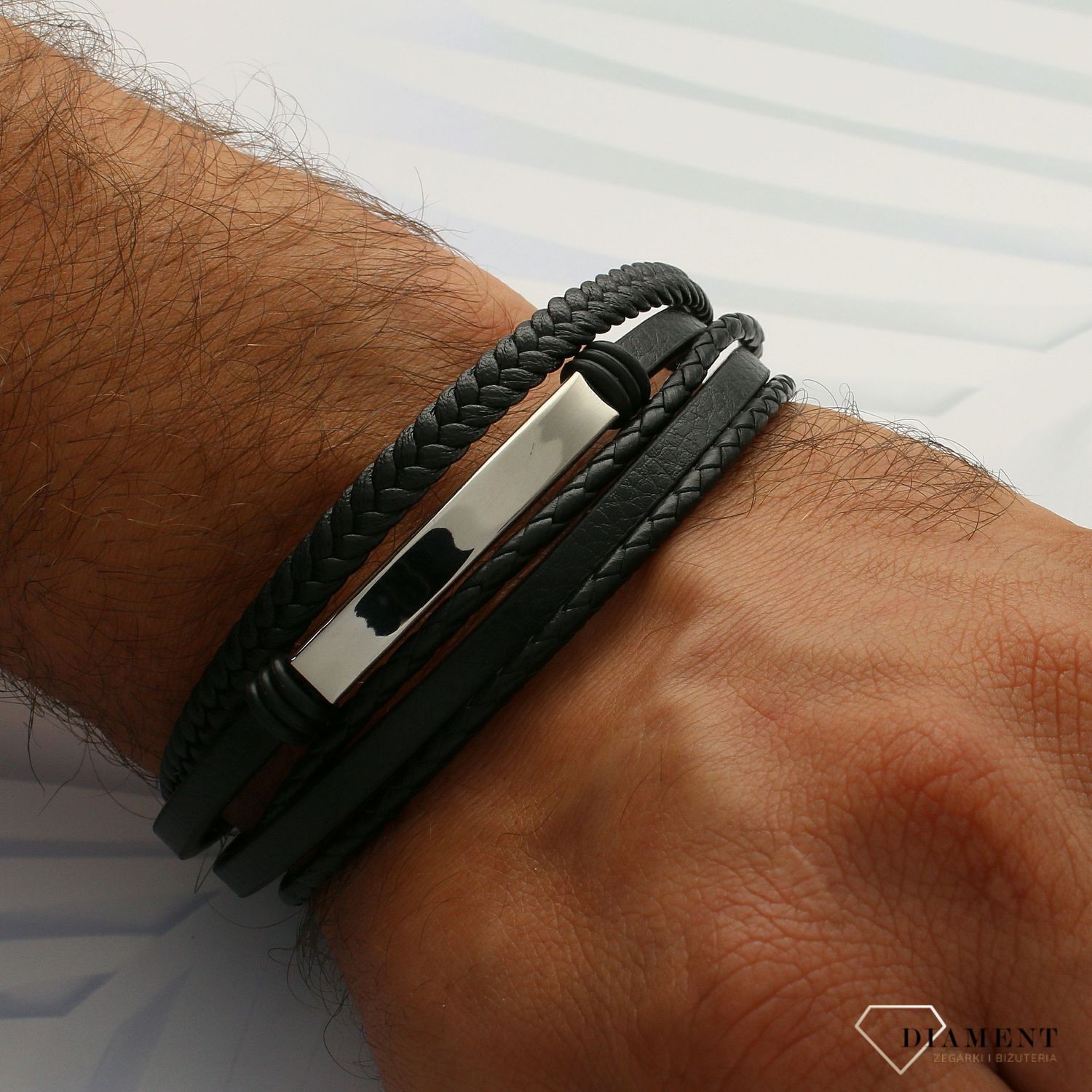 Męska bransoletka skórzana 'Napisz coś od siebie' z blaszką do graweru DIA-BRA-3884-STAL to skórzana bransoletka z blaszką z czarnej skóry. Stalowe zapięcie i blaszka do graweru sprawiają, że będzie to idealny preze.jpg