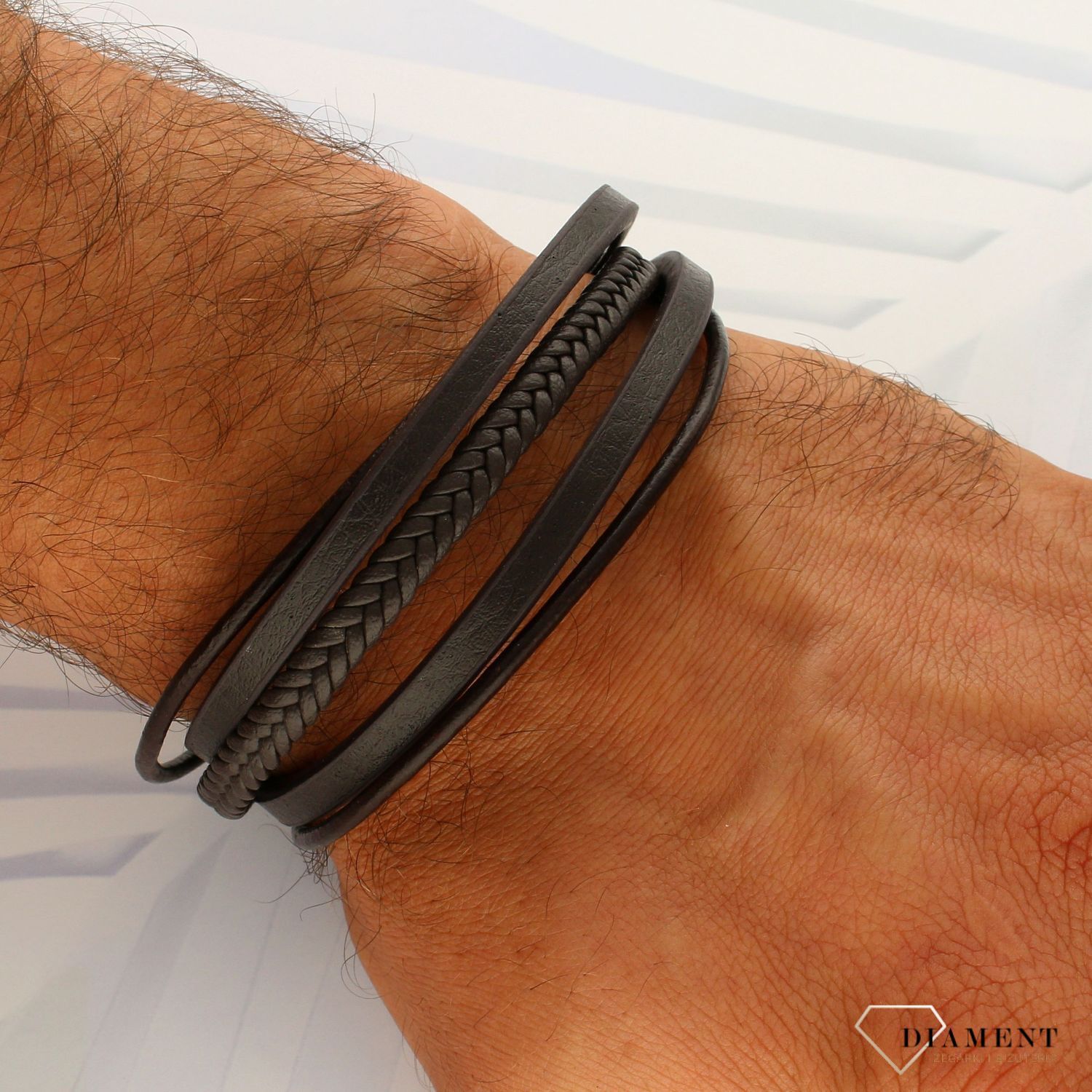 Bransoletka męska skórzana 'Brązowa plecionka' DIA-BRA-3887-STAL. Bransoletka dla faceta w kolorze brązowym wykonana ze stali szlachetnej i skóry takie połączenie idealnie wpisuje się w wielkomiejski styl (2).jpg