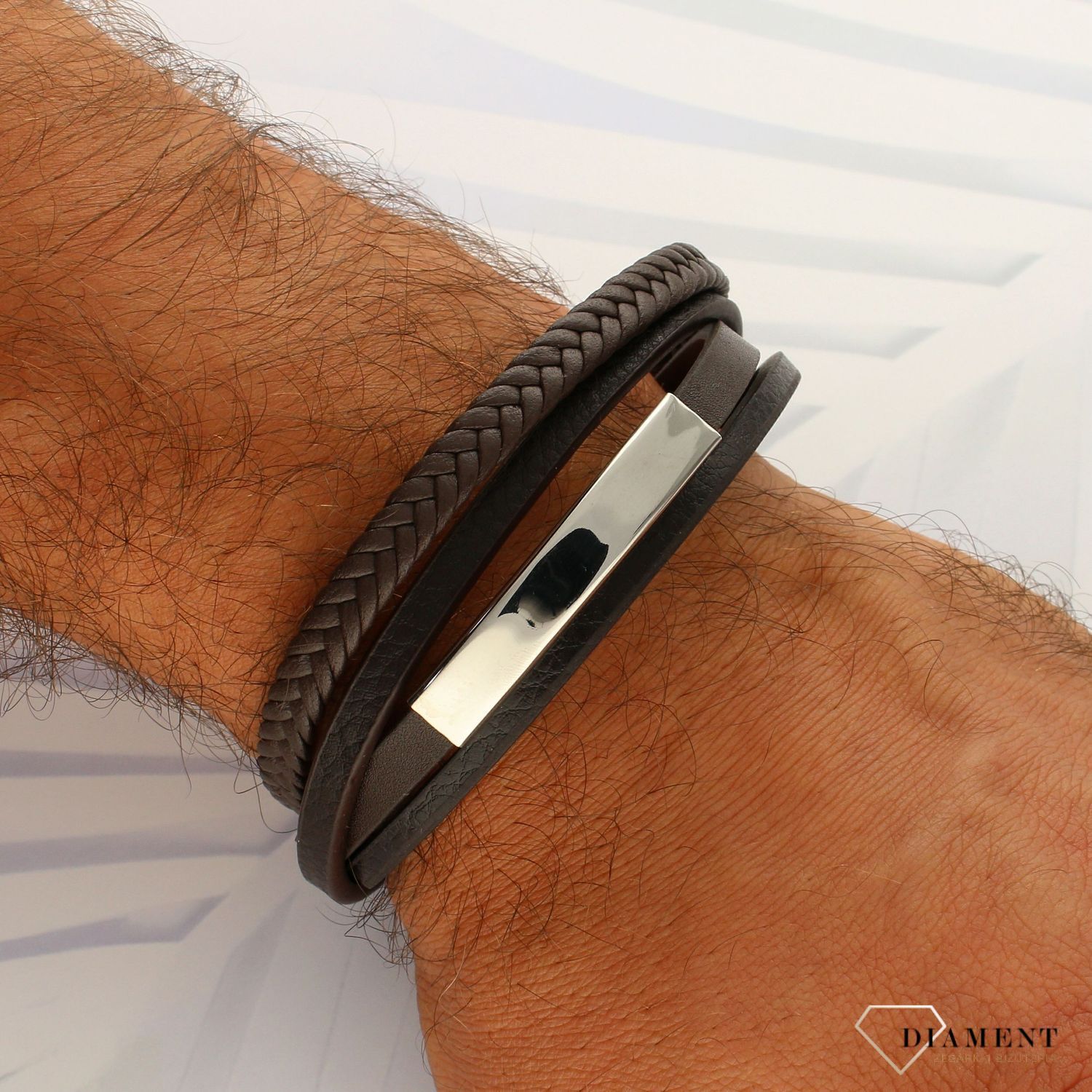 Bransoletka męska skórzana z blaszką do graweru DIA-BRA-3888-STAL. Bransoletka dla faceta w kolorze brązowym wykonana ze stali szlachetnej i skóry takie połączenie idealnie wpisuje się w wielkomiejski styl.  (2).jpg