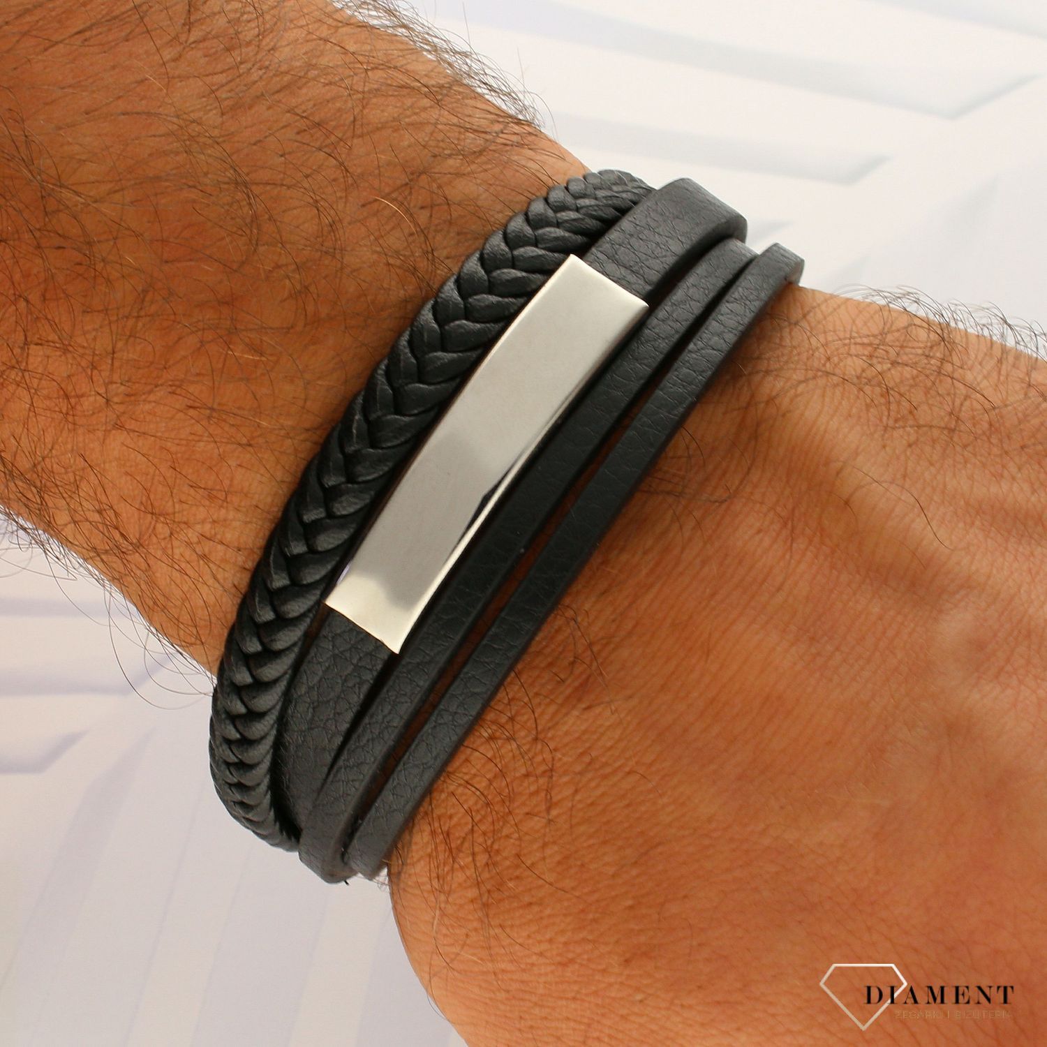 Bransoletka męska 'Napisz coś od siebie' z blaszką do graweru DIA-BRA-3890-STAL to skórzana bransoletka z blaszką z czarnej skóry. Stalowe zapięcie i blaszka do graweru sprawiają, że będzie to idealny prezent dla fa.jpg