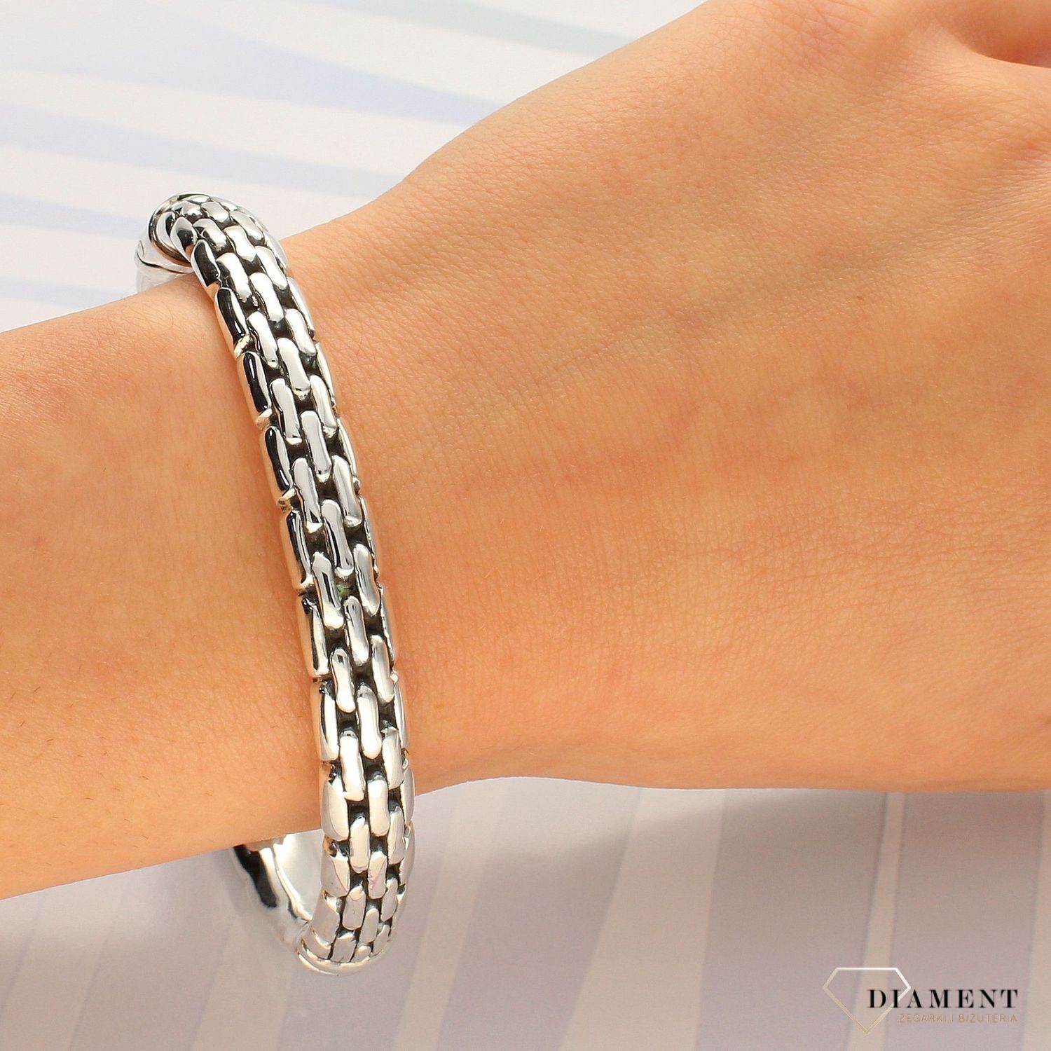 Srebrna bransoletka sztywna z modnym wzorem DIA-BRA-3939-925.jpg