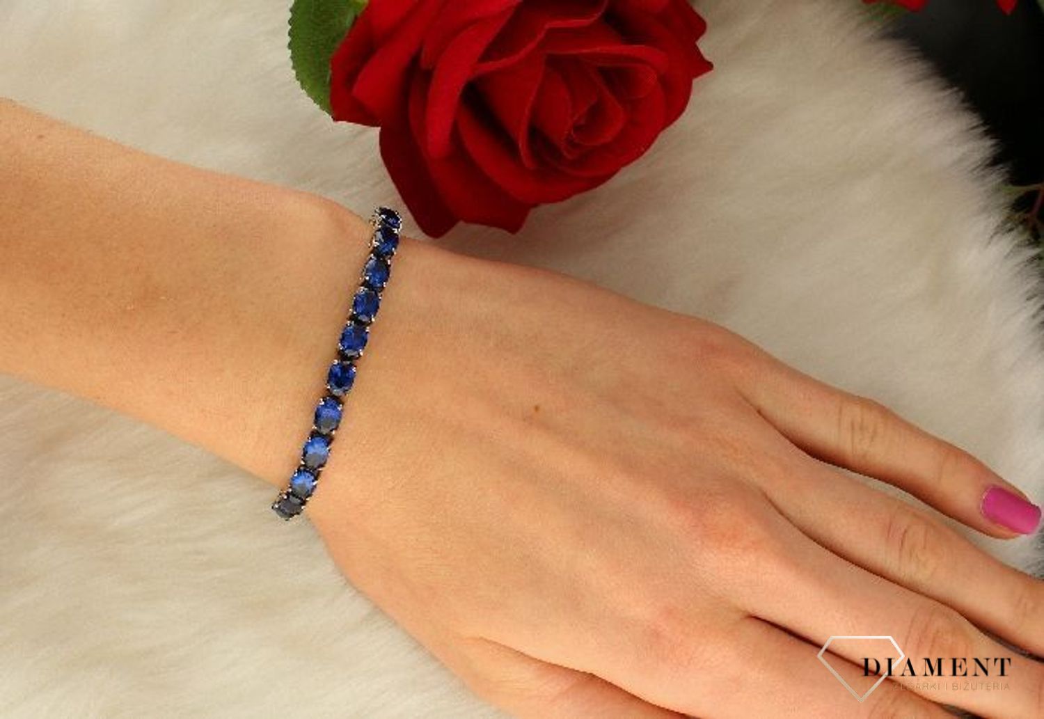 Srebrna bransoletka damska z niebieską cyrkonią DIA-BRA-3940-925. Bransoletka srebrna damska ozdobiona kolorową cyrkonią w odcieniu niebieskim to propozycja od Sklepu Jubilerskiego Diament. Biżuteria dla bliskiej osoby, idea (3).jpg