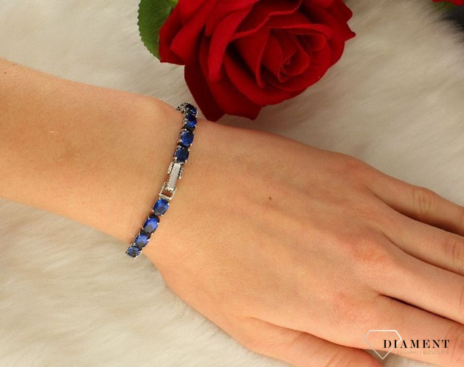 Srebrna bransoletka damska z niebieską cyrkonią DIA-BRA-3940-925. Bransoletka srebrna damska ozdobiona kolorową cyrkonią w odcieniu niebieskim to propozycja od Sklepu Jubilerskiego Diament. Biżuteria dla bliskiej osoby, idea (3).jpg
