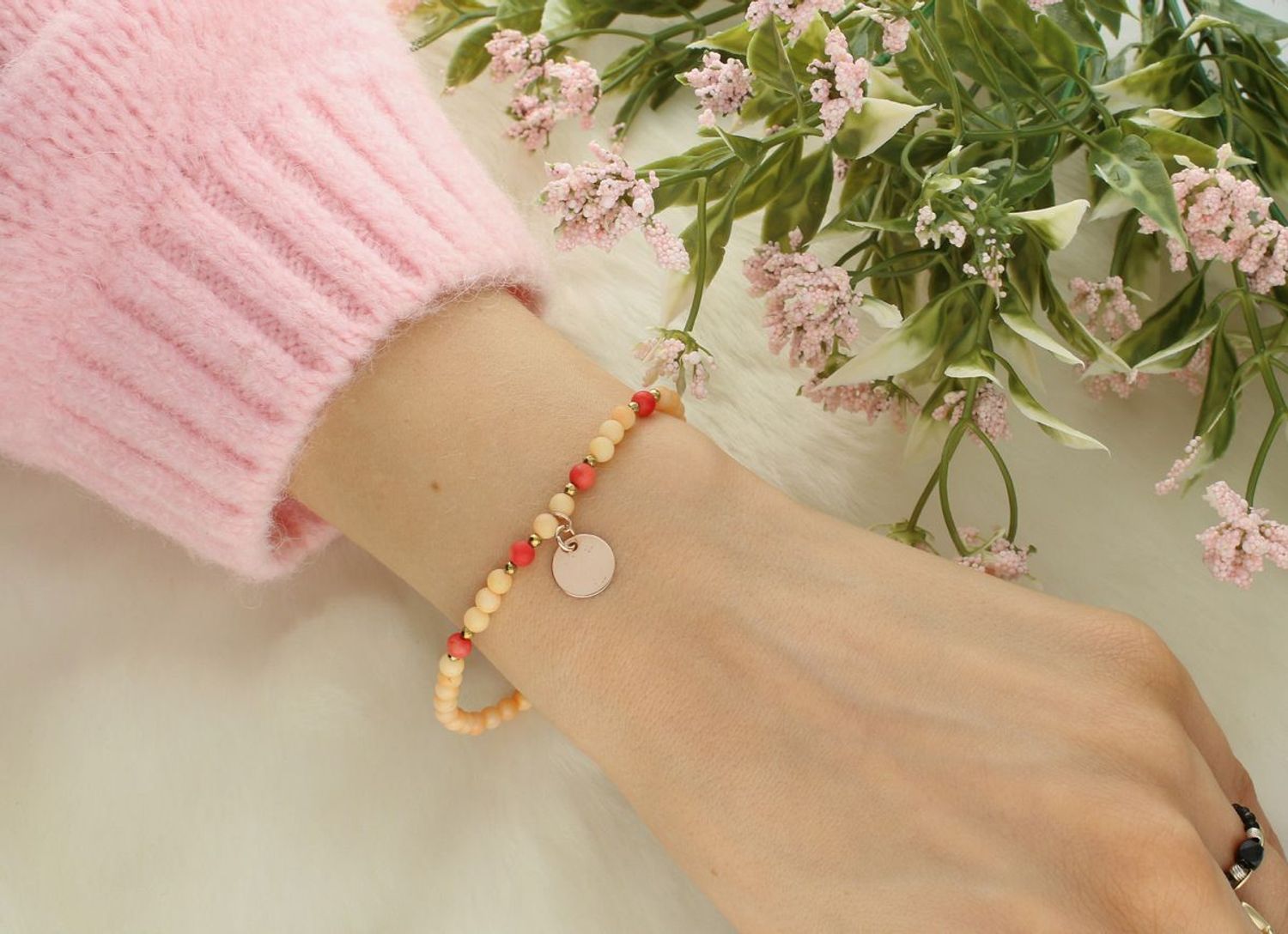 Bransoletka z naturalnym czerwonym i pomarańczowym koralem na elastycznej gumce, ozdobiona pozłacaną blaszką ze srebra próby 925. Waga 4,15 g – stylowa i wygodna biżuteria.1.jpg