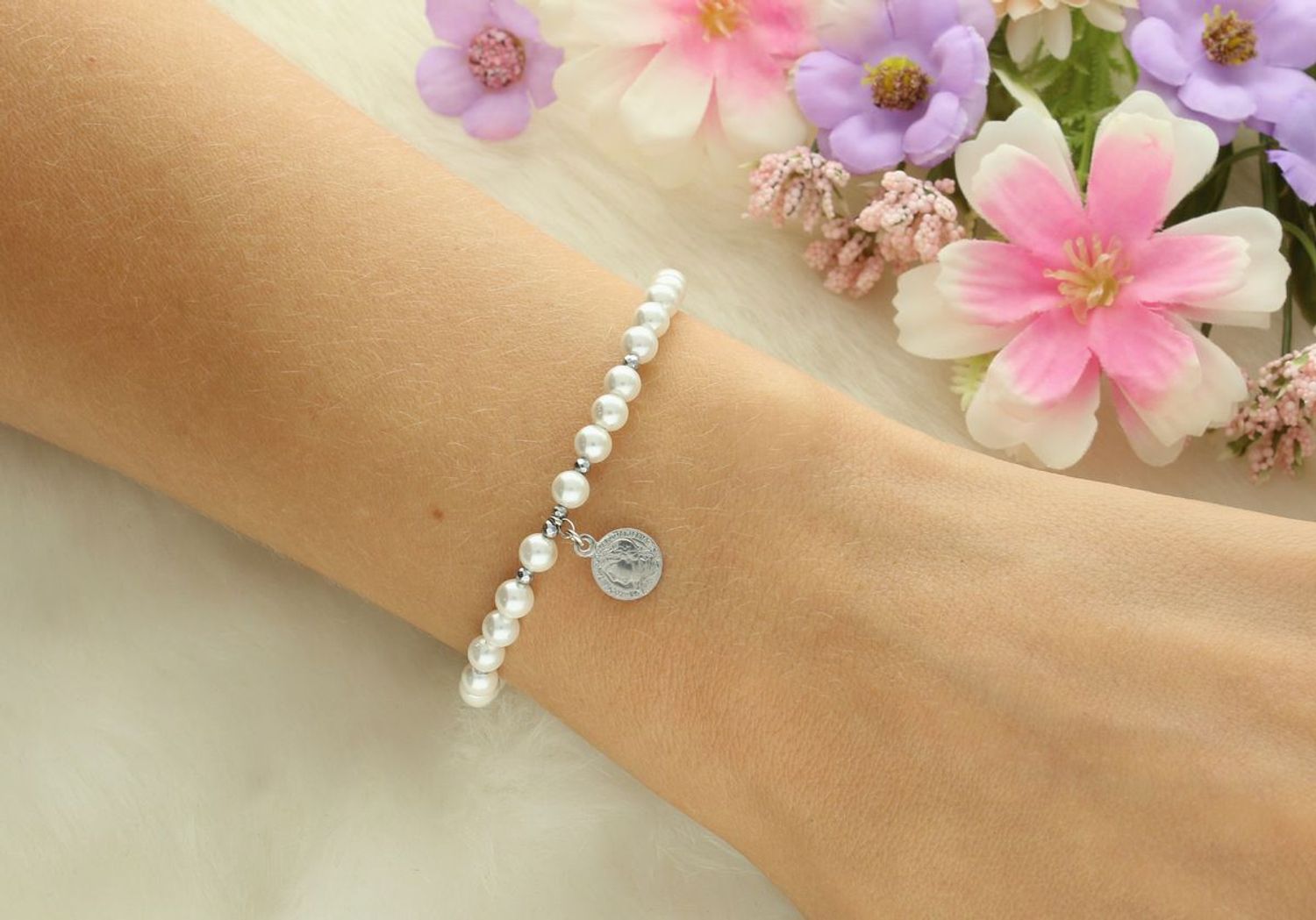 Bransoletka srebrna 925 z perłą Majorka, hematytem i zawieszką-moneta (8 mm). Długość 16+3 cm, zapięcie karabińczyk. Elegancka i z charakterem.1.jpg