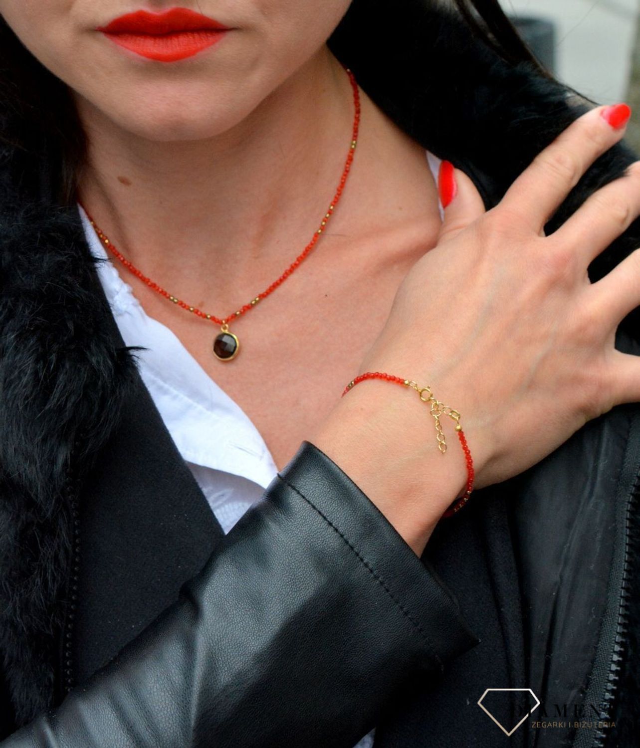 Bransoletka z drobnych kamieni naturalnych czerwone kocie oko DIA-BRA-4069-925 ze złotymi dodatkami (1).jpg