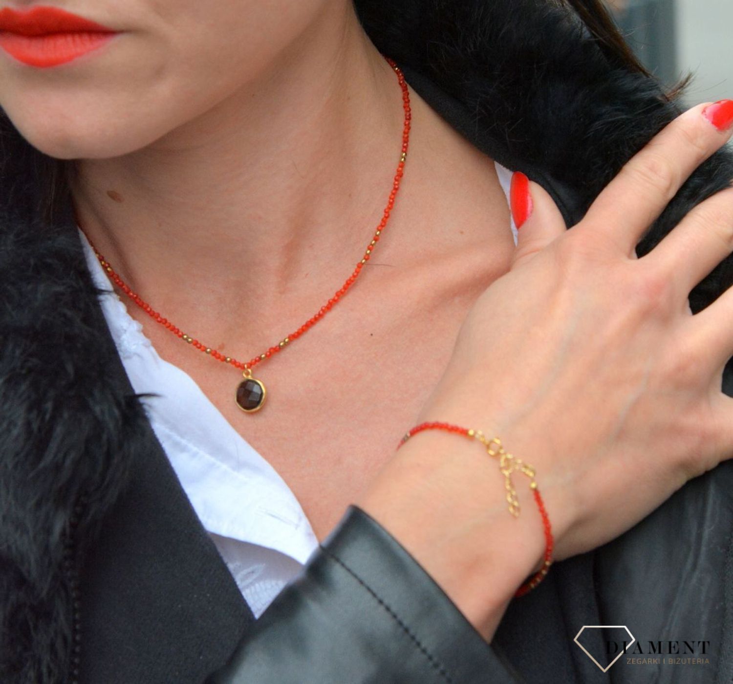 Bransoletka z drobnych kamieni naturalnych czerwone kocie oko DIA-BRA-4069-925 ze złotymi dodatkami (1).jpg
