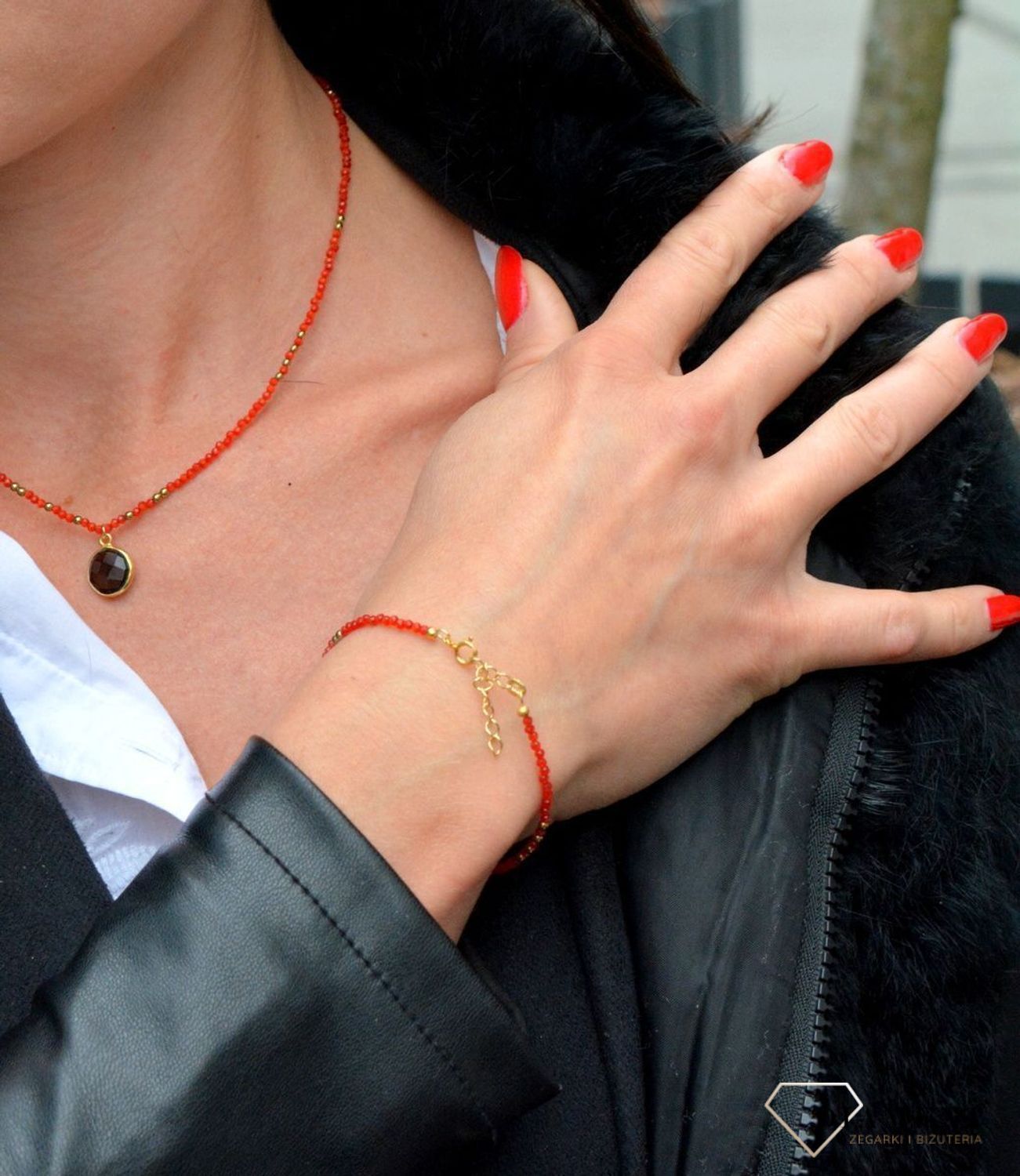 Bransoletka z drobnych kamieni naturalnych czerwone kocie oko DIA-BRA-4069-925 ze złotymi dodatkami (1).jpg