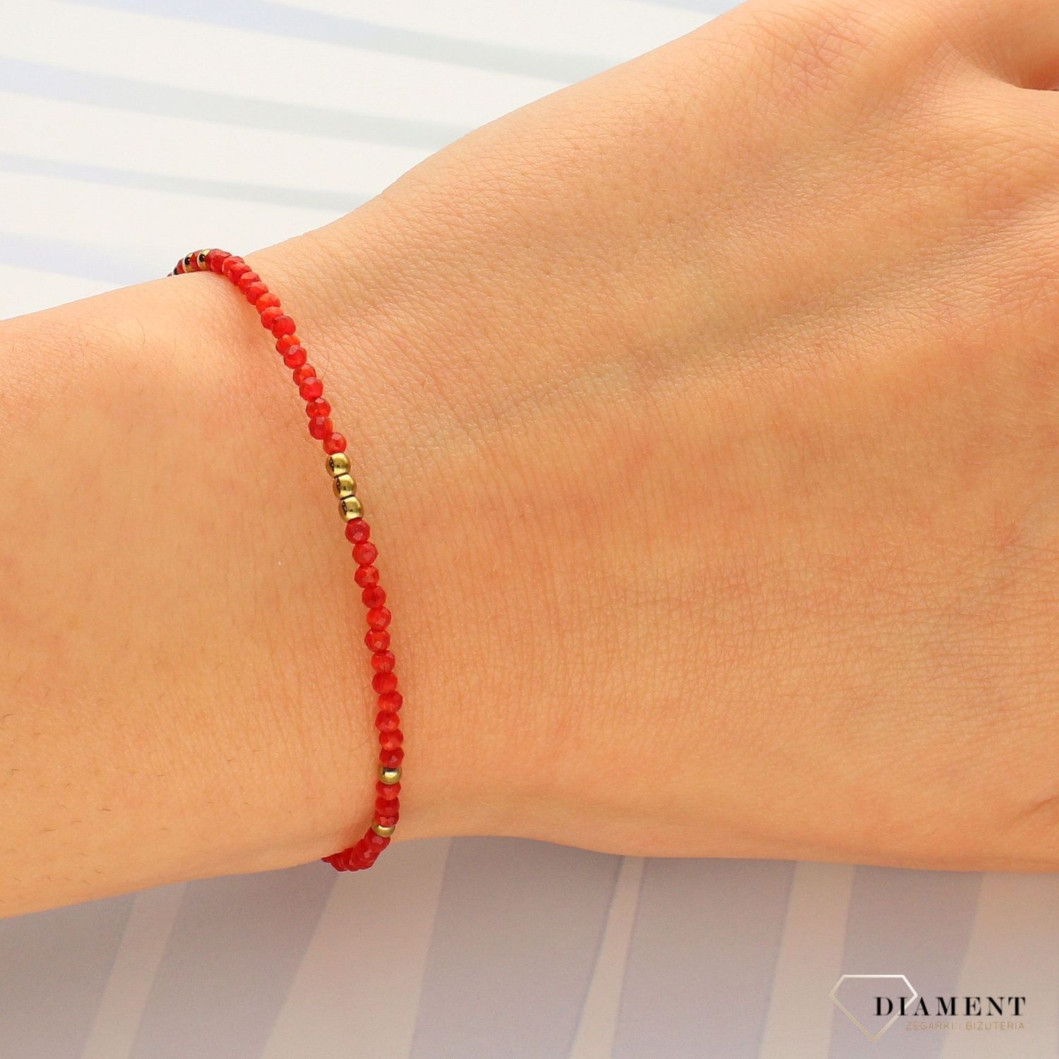 Bransoletka z drobnych kamieni naturalnych czerwone kocie oko DIA-BRA-4069-925 ze złotymi dodatkami (1).jpg