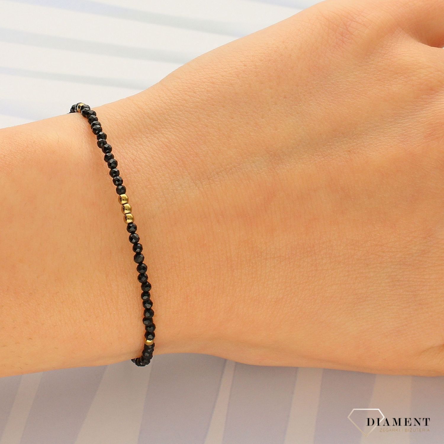 Bransoletka z drobnych kamieni naturalnych czarny hematyt DIA-BRA-4070-925 ze złotymi dodatkami.  (2).jpg