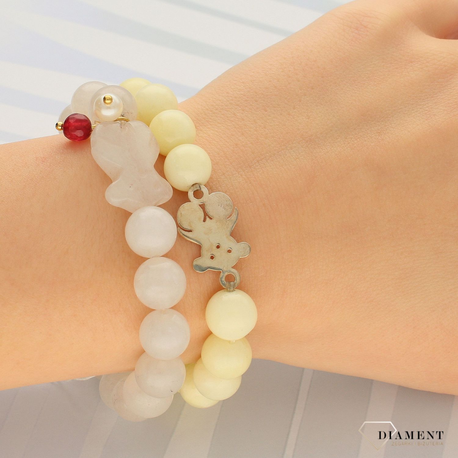 Bransoletka 'TUOS' z koralikami w mlecznym kolorze z misiem DIA-BRA-4098-INNE (1).jpg