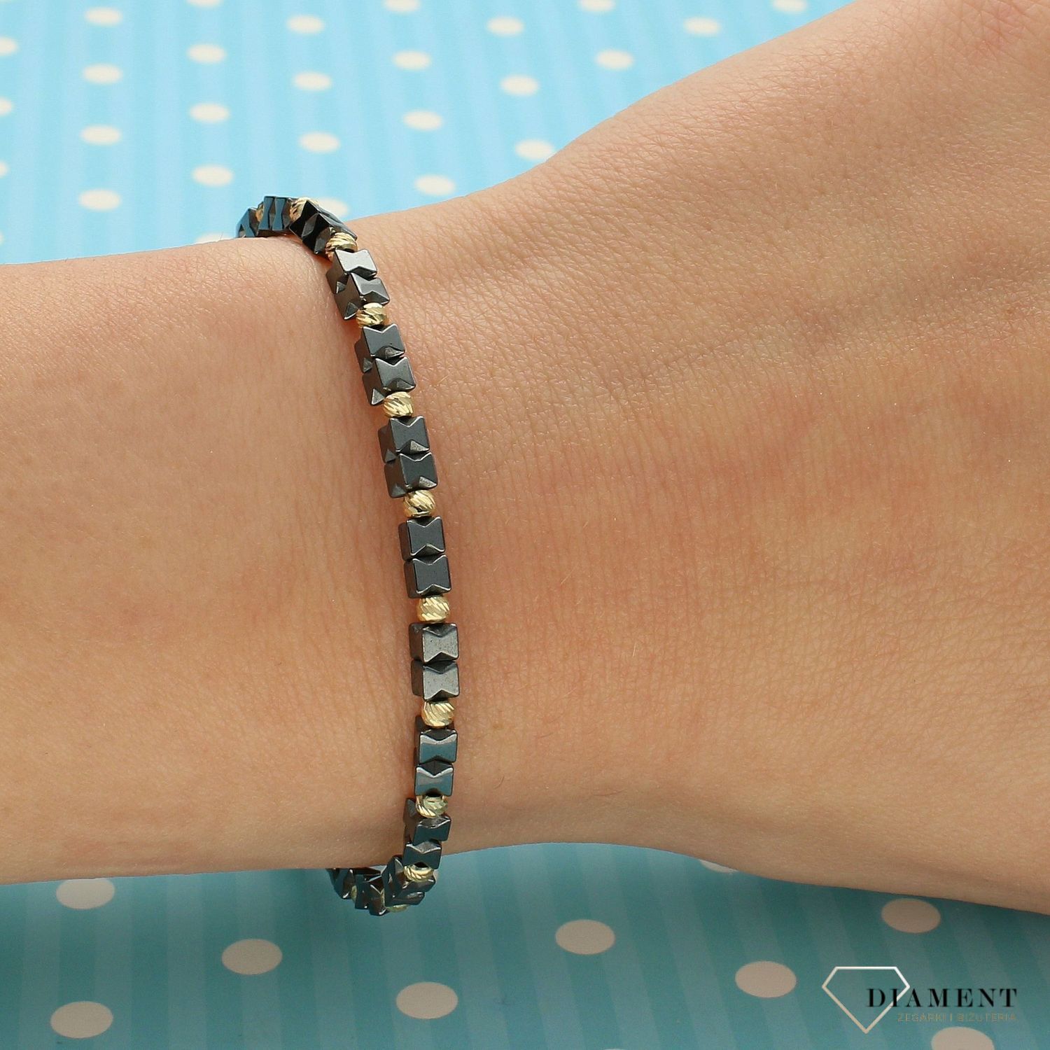 Bransoletka na sznureczku kwadratowy hematyt i złote kuleczki DIA-BRA-4182-585 (1).jpg