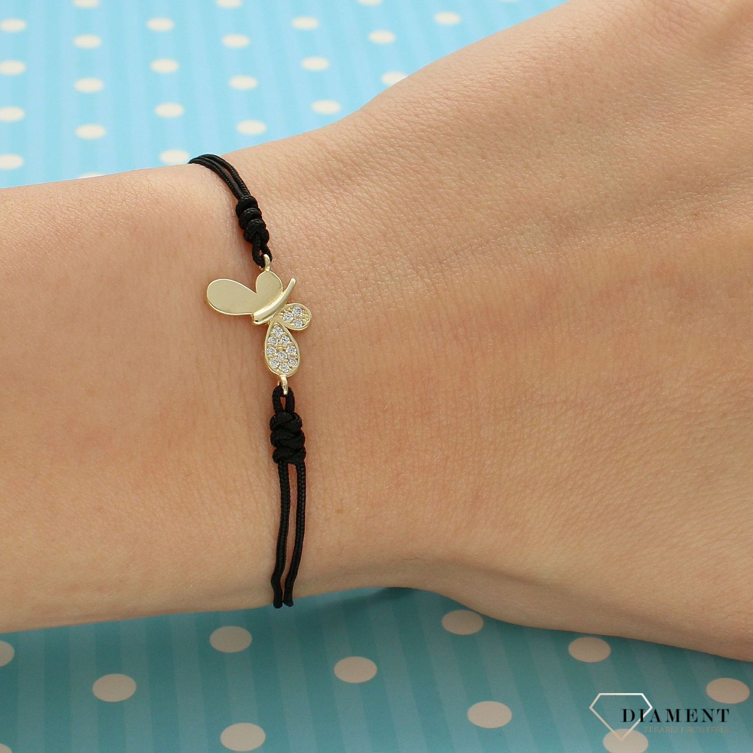 Złota bransoletka na czarnym sznurku z motylkiem ozdobionym cyrkonią DIA-BRA-4184-585 (1).jpg