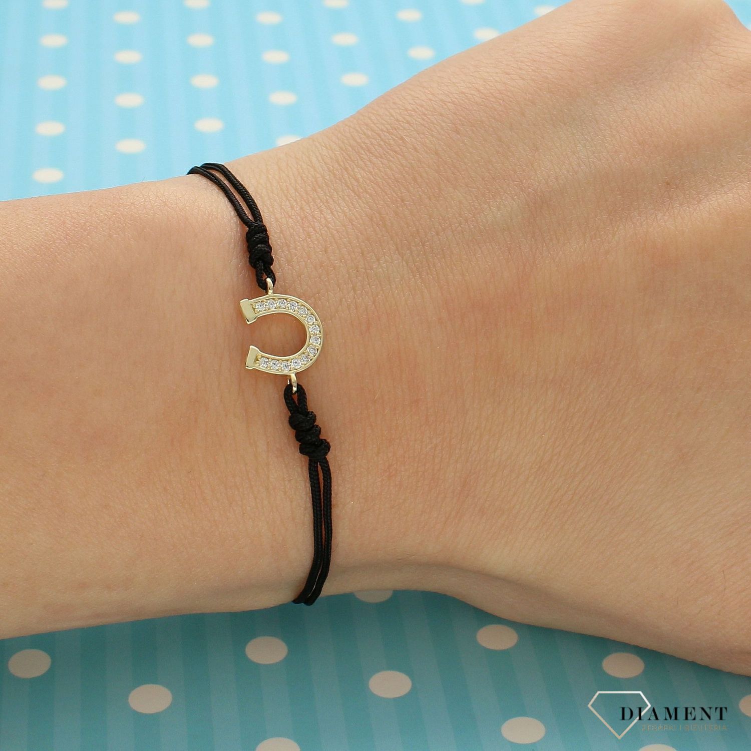 Złota bransoletka na czarnym sznurku z podkową ozdobioną cyrkonią DIA-BRA-4189-585 (1).jpg