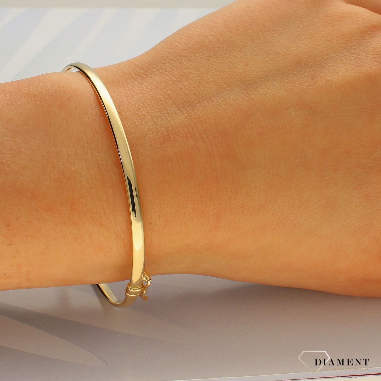 Złota bransoletka sztywna o gładkiej powierzchni DIA-BRA-4218-585 (1).jpg