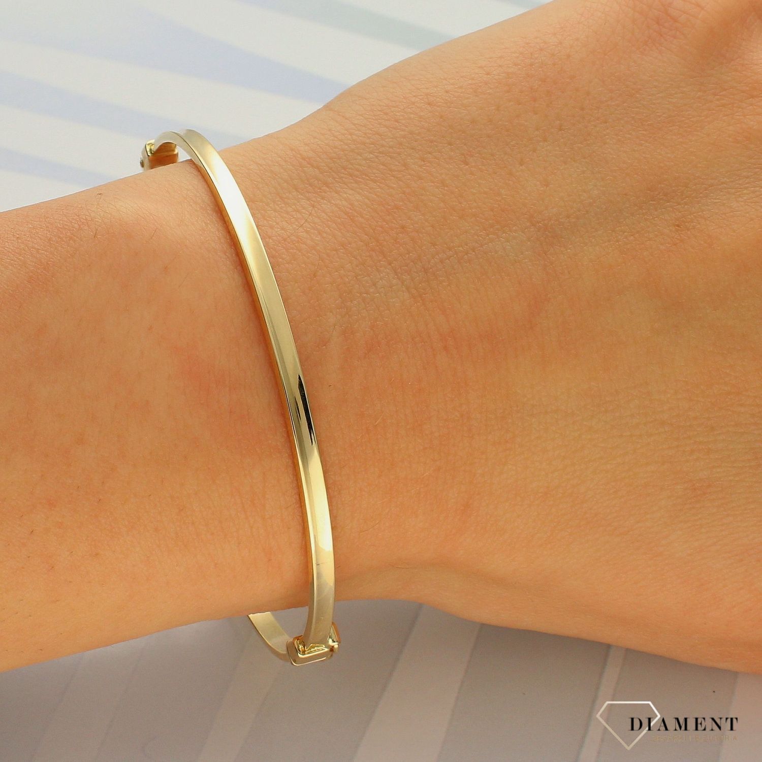 Złota bransoletka sztywna o gładkiej powierzchni DIA-BRA-4220-585. Klasyczna, sztywna bransoletka w kształcie koła wykonana z wysokiej próby złota 585 (1).jpg