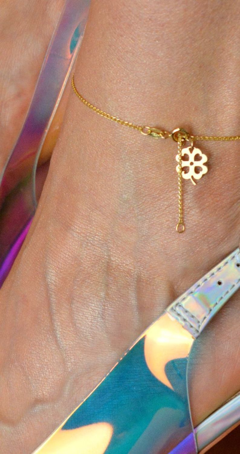 Złota bransoletka na nogę z wiszącą koniczynką DIA-BRA-4221-585.jpg