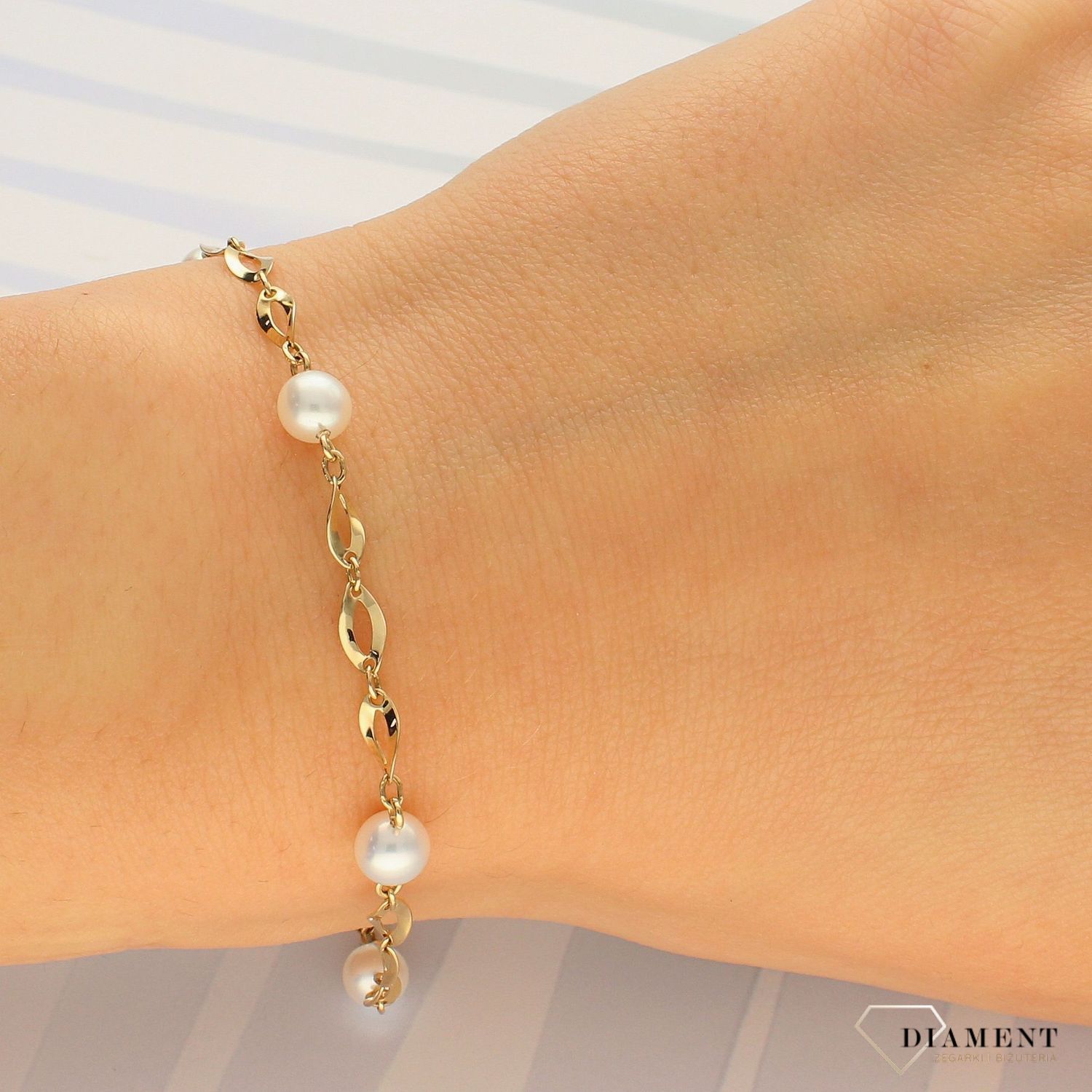 Złota bransoletka z perełkami DIA-BRA-4241-585. Uroczy złota bransoletka, w którym delikatny łańcuszek ozdobiony został zawieszką w kształcie serca oraz dwóch perełek. Idealny na prezent. Bransoletka z perłami (1).jpg