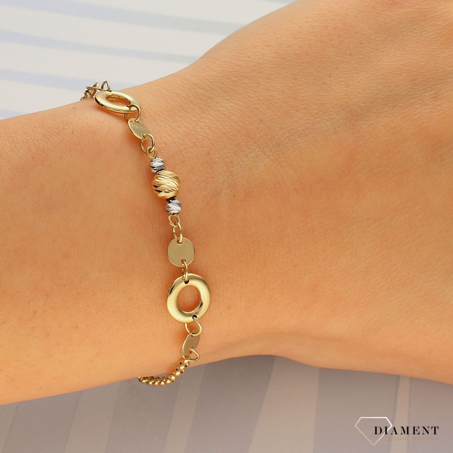 Złota bransoletka z grawerowanymi kuleczkami oraz gładkimi kółkami DIA-BRA-4251-585.Bransoletka składa się z grawerowanych złotych kuleczek w kolorze żółtym oraz złotym (1).jpg